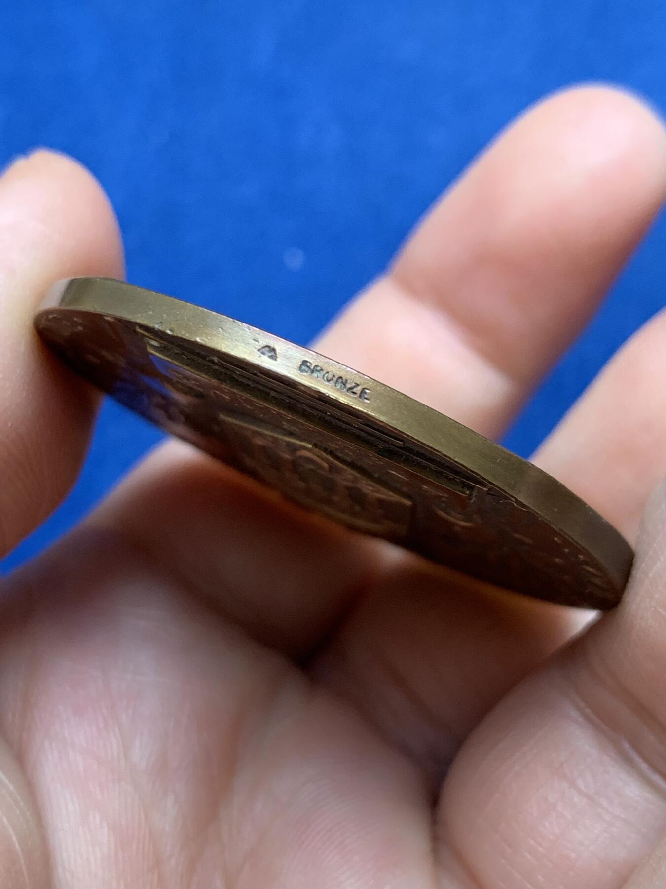 《竞宝斋》第478场 周日，周一 2场连拍 （全场包邮）欢迎送拍 法国波尔多犬类博览会纪念铜章 42.8克 45.1mm 三角铜标