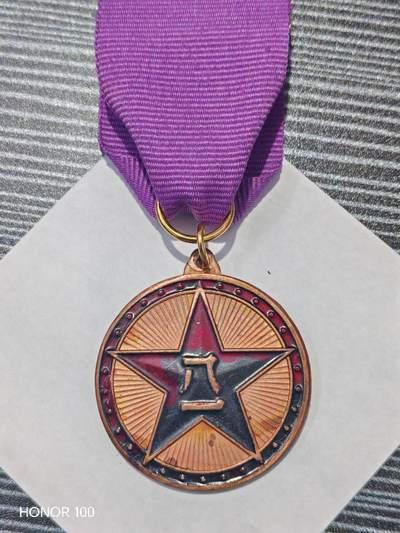 纪念章/纪念币 - 中华人民共和国解放奖章，全国人大常委会通过《关于规定勋章奖章授予中国人民解放军在中国人民革命战争时期有功人员的决议》挂饰后配