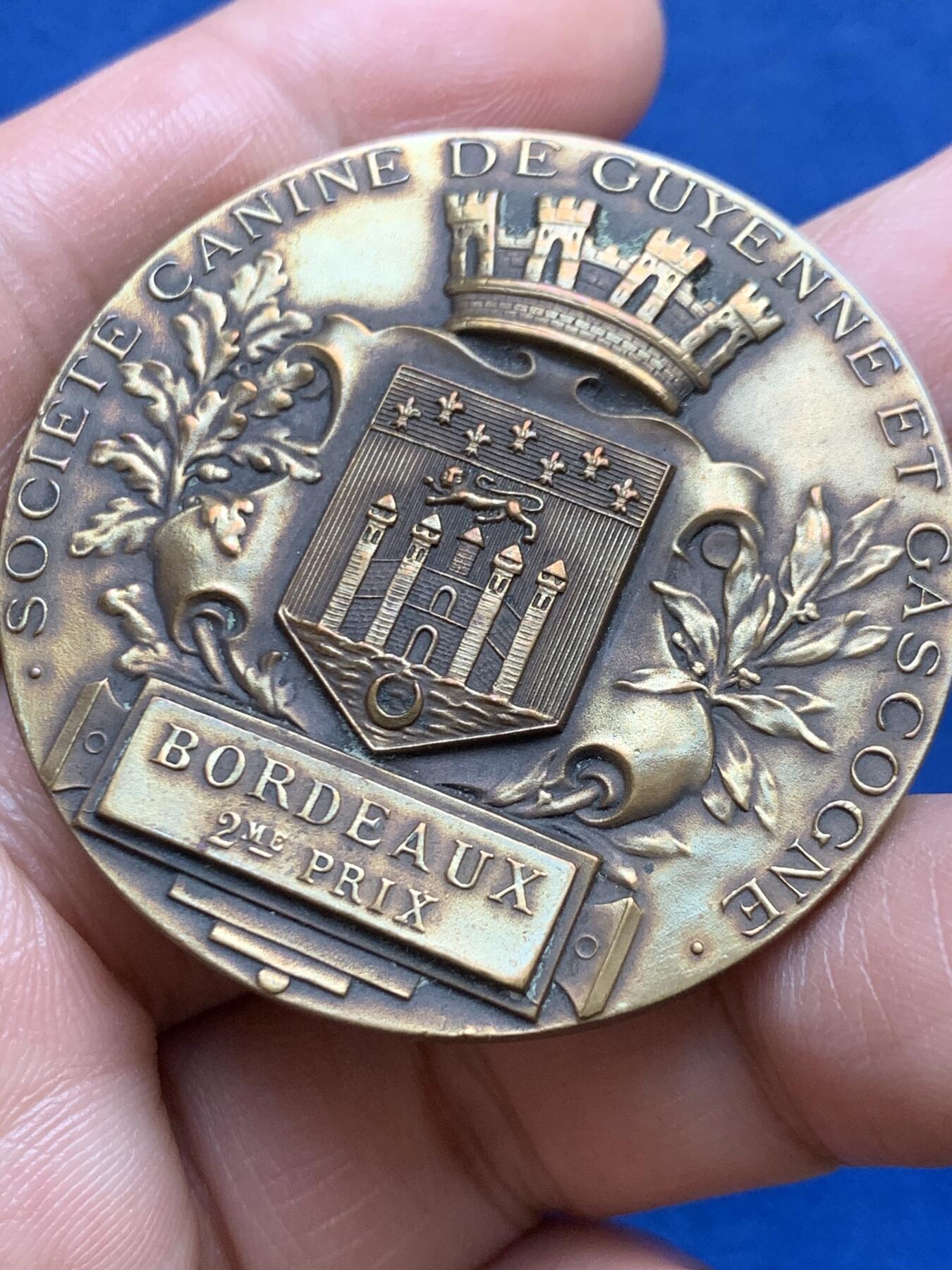 《竞宝斋》第478场 周日，周一 2场连拍 （全场包邮）欢迎送拍 法国波尔多犬类博览会纪念铜章 42.8克 45.1mm 三角铜标