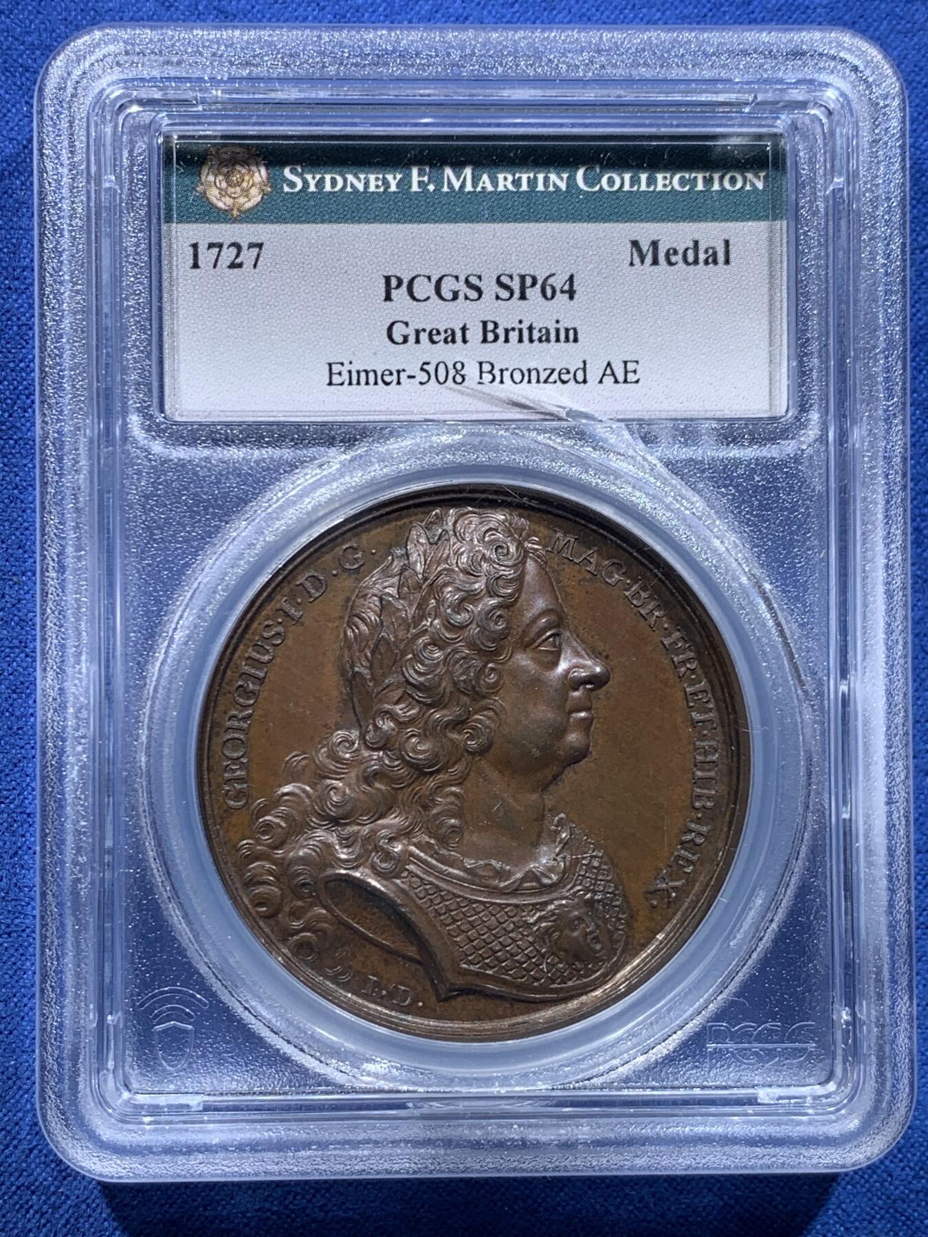 《竞宝斋》第478场 周日，周一 2场连拍 （全场包邮）欢迎送拍 PCGS SP64 英国1727年乔治一世国王逝世原铸大铜章，F.Martin名家旧藏，专属特殊封装。极少见的英系早期原铸，细节极精美，同时期章牌的顶尖水准。盒子内部有裂，细节见图。附纸袋标签，传承有序