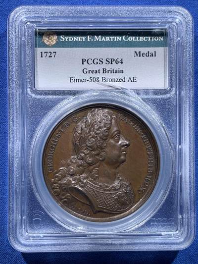 《竞宝斋》第478场 周日，周一 2场连拍 （全场包邮）欢迎送拍 - PCGS SP64 英国1727年乔治一世国王逝世原铸大铜章，F.Martin名家旧藏，专属特殊封装。极少见的英系早期原铸，细节极精美，同时期章牌的顶尖水准。盒子内部有裂，细节见图。附纸袋标签，传承有序