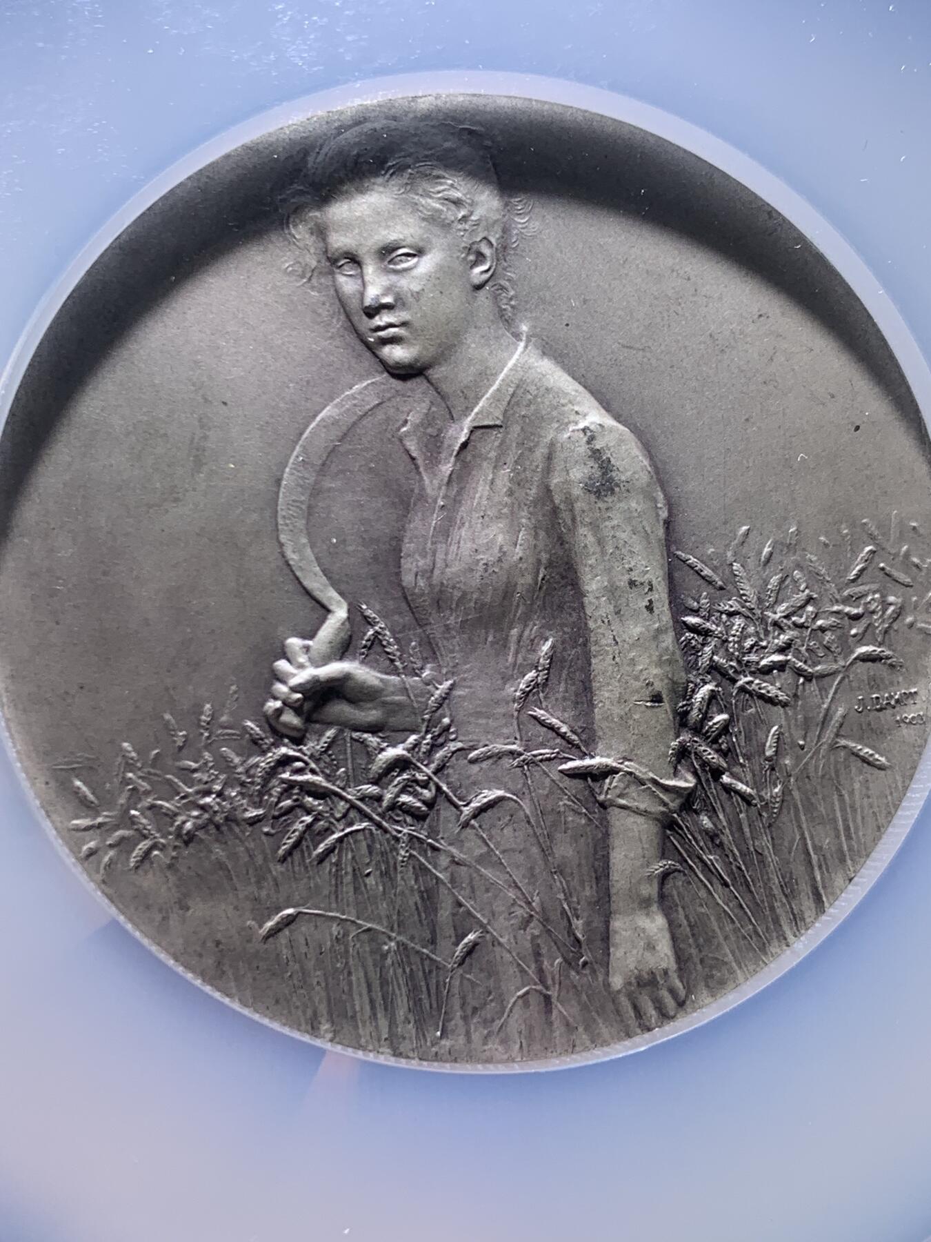 《竞宝斋》第478场 周日，周一 2场连拍 （全场包邮）欢迎送拍 NGC MS64 法国SAMF协会第26号作品《丰收》大银章，名家DAMPT Jean作。重：98.3g。正面年轻女子站立，手持镰刀，立于麦穗丛中。背面耕作场景，前景为荆棘，背景为旭日，天空有雨云。1904年分发，共分发青铜章120枚，银章91枚。边部带有法国奖章之友协会（SAMF）的蜥蜴标记及编号15 加大加厚盒