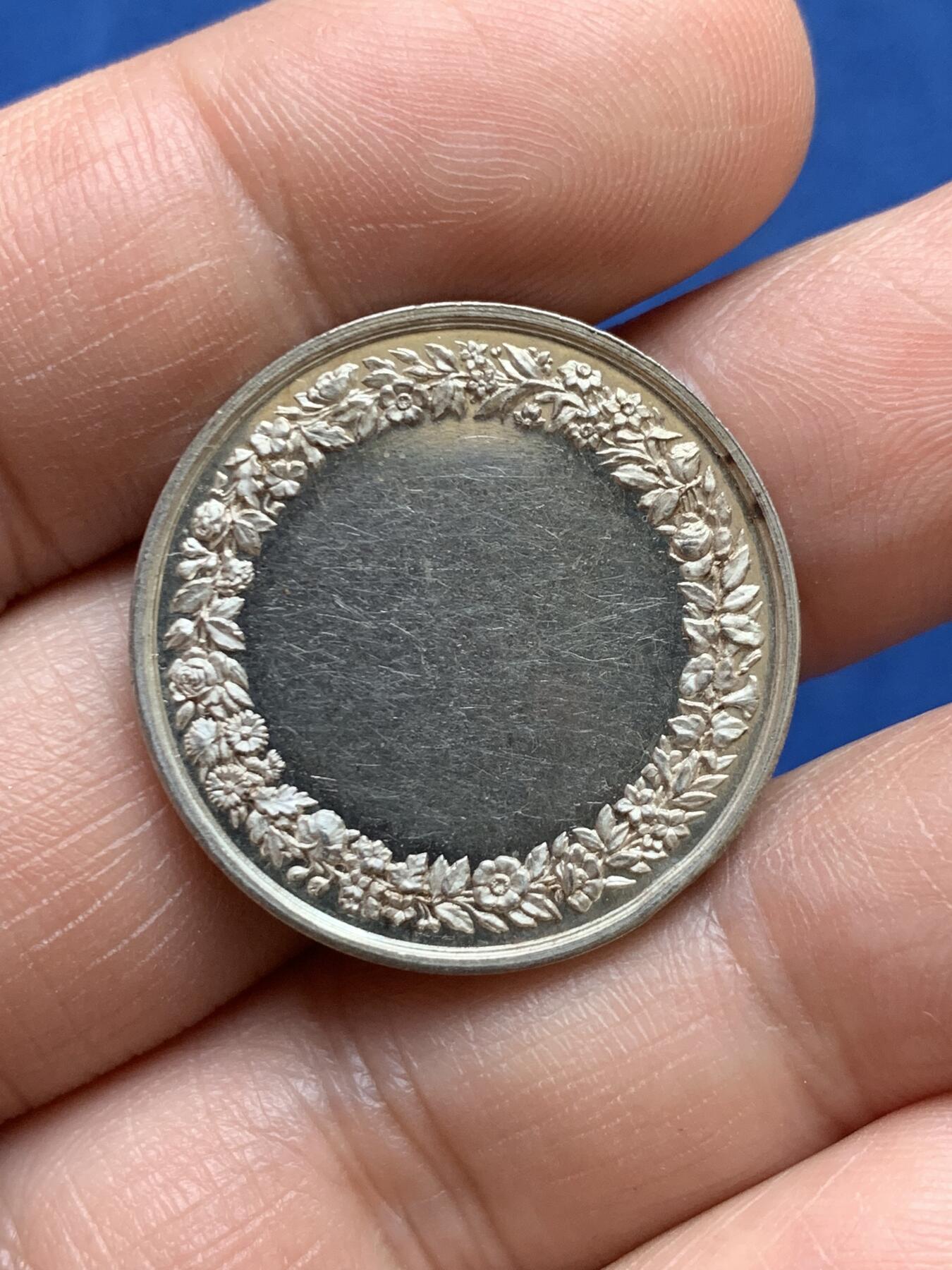 《竞宝斋》第478场 周日，周一 2场连拍 （全场包邮）欢迎送拍 法国结婚纪念银章 27.3mm 10.1克 手指银标 未刻字使用