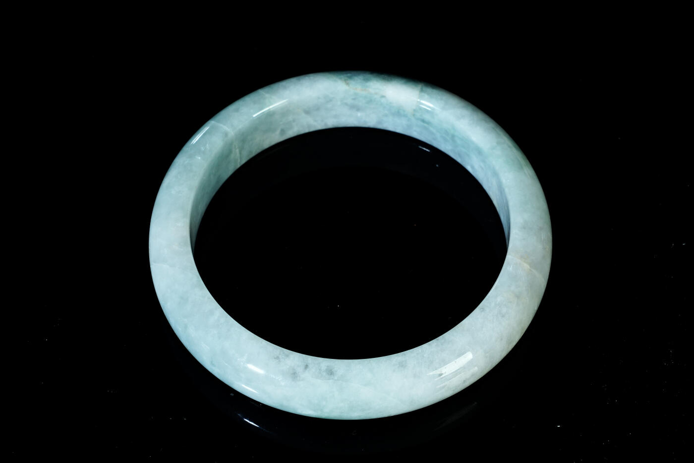 上海都达杂项专场六十八【全场包邮】 天然冰糯种飘绿翡翠（A货）手镯 附鉴定证书95-137