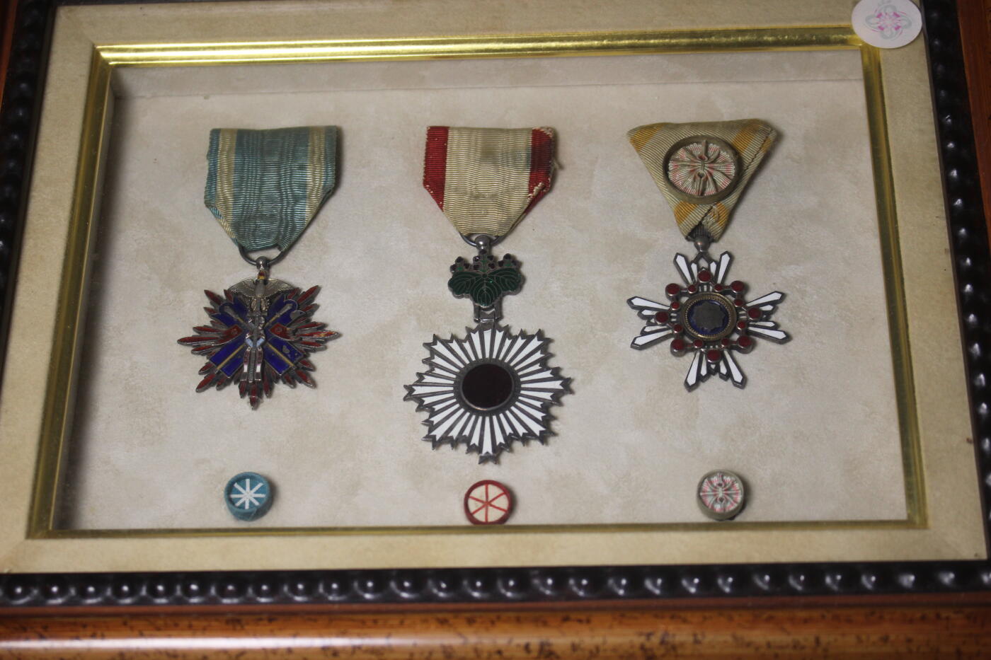 明治五等金鵄、六等旭日、四等瑞宝套装，章体和略章装裱在玻璃木相框中，套装整体非常厚重，章体日常佩戴品相，珐琅轻微缺损，原盒保存完好