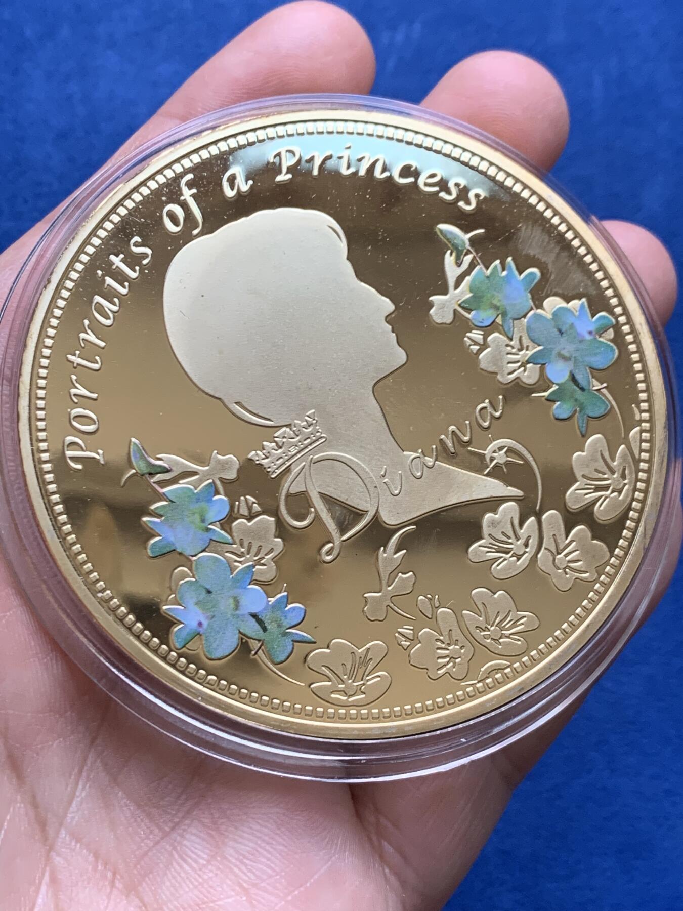 《竞宝斋》第478场 周日，周一 2场连拍 （全场包邮）欢迎送拍 英国戴安娜王妃纪念章 铜质镀24k金，带彩色及施华洛世奇水晶。 118.4克，69.2mm，发行量限定：9999枚