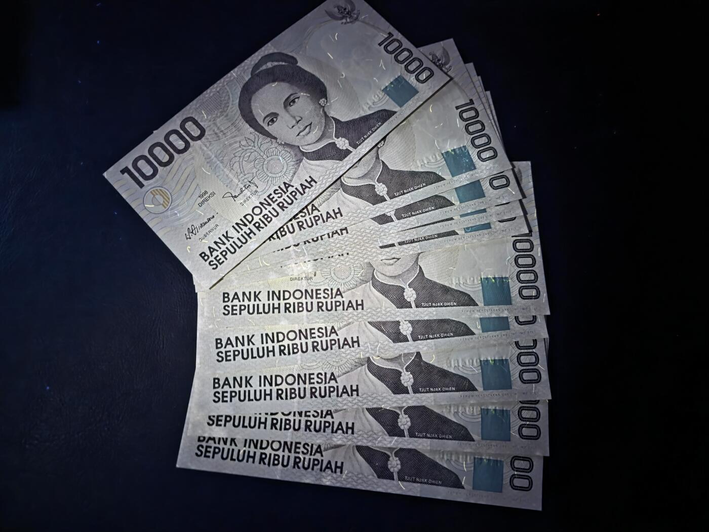 叁拾收藏第35期 印度尼西亚1998年1万卢比标十连号（尾号81-90，龙目岛林贾尼火山）UNC（有潮斑）