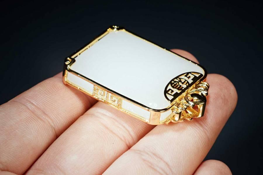 上海都达杂项专场六十八【全场包邮】 和田羊脂白玉嵌镀金平安无事牌挂件95-3