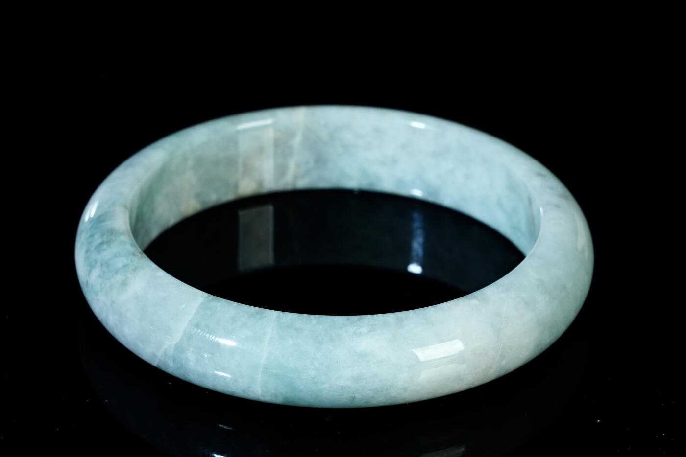 上海都达杂项专场六十八【全场包邮】 天然冰糯种飘绿翡翠（A货）手镯 附鉴定证书95-137