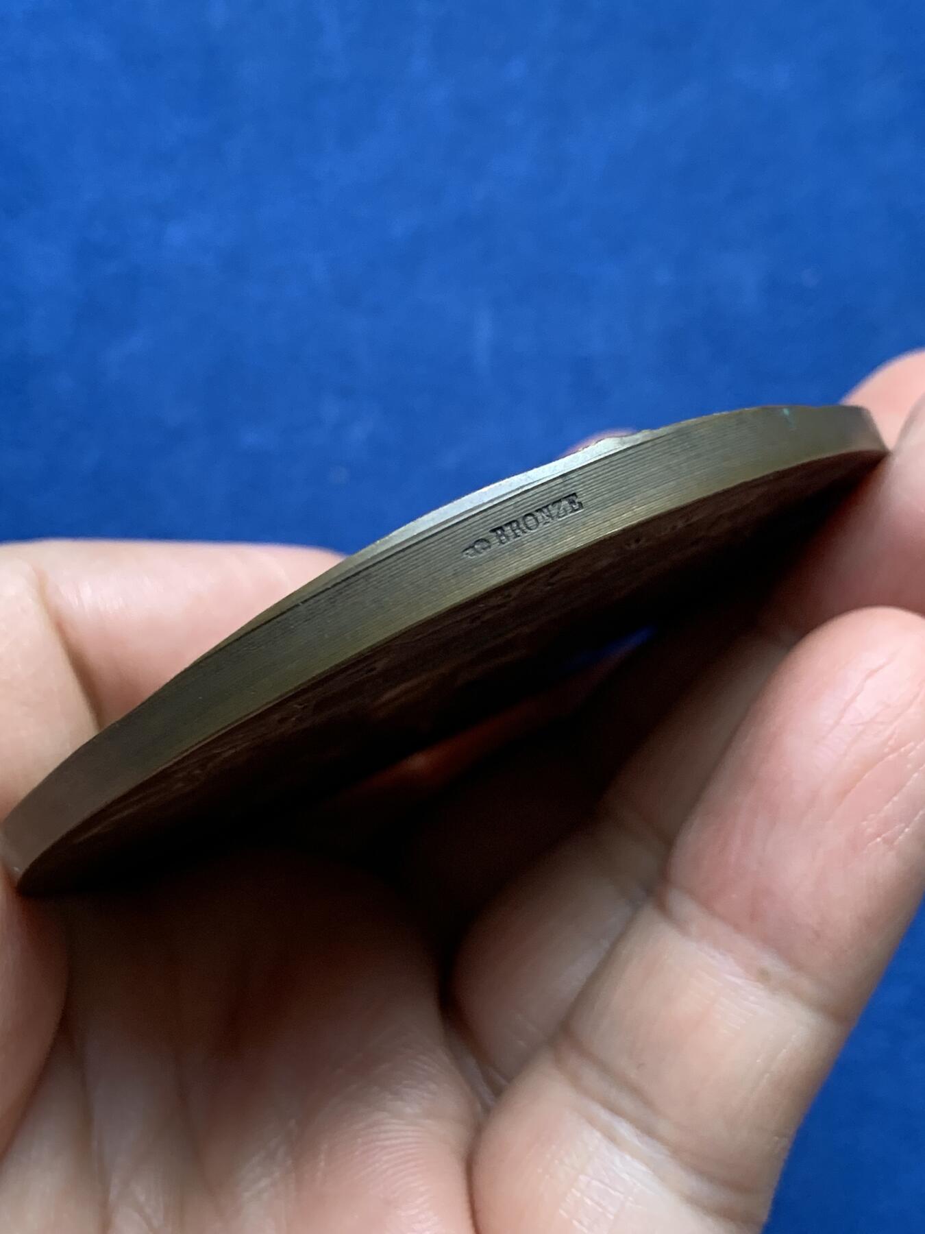 《竞宝斋》第478场 周日，周一 2场连拍 （全场包邮）欢迎送拍 法国陶瓷产品制造商联合会纪念大铜章 141.1克 68mm 丰饶角铜标 带盒