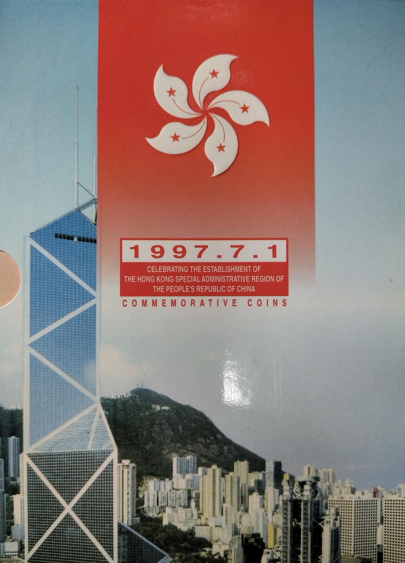 1997年香港回归纪念币一套2枚，康银阁卡册装帧，带原册。一套面值10元，含“庆祝中华人民共和国香港特别行政区成立”10元+“中华人民共和国香港特别行政区基本法”10元，双色铜合金材质，发行量有限，收藏价值高。按图发货！