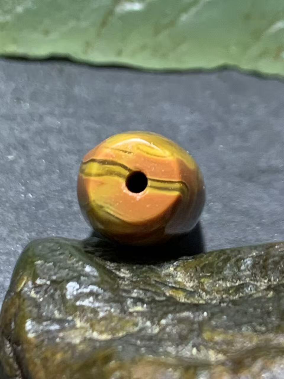 精美拉丝料战国红玛瑙随形桶珠一颗！