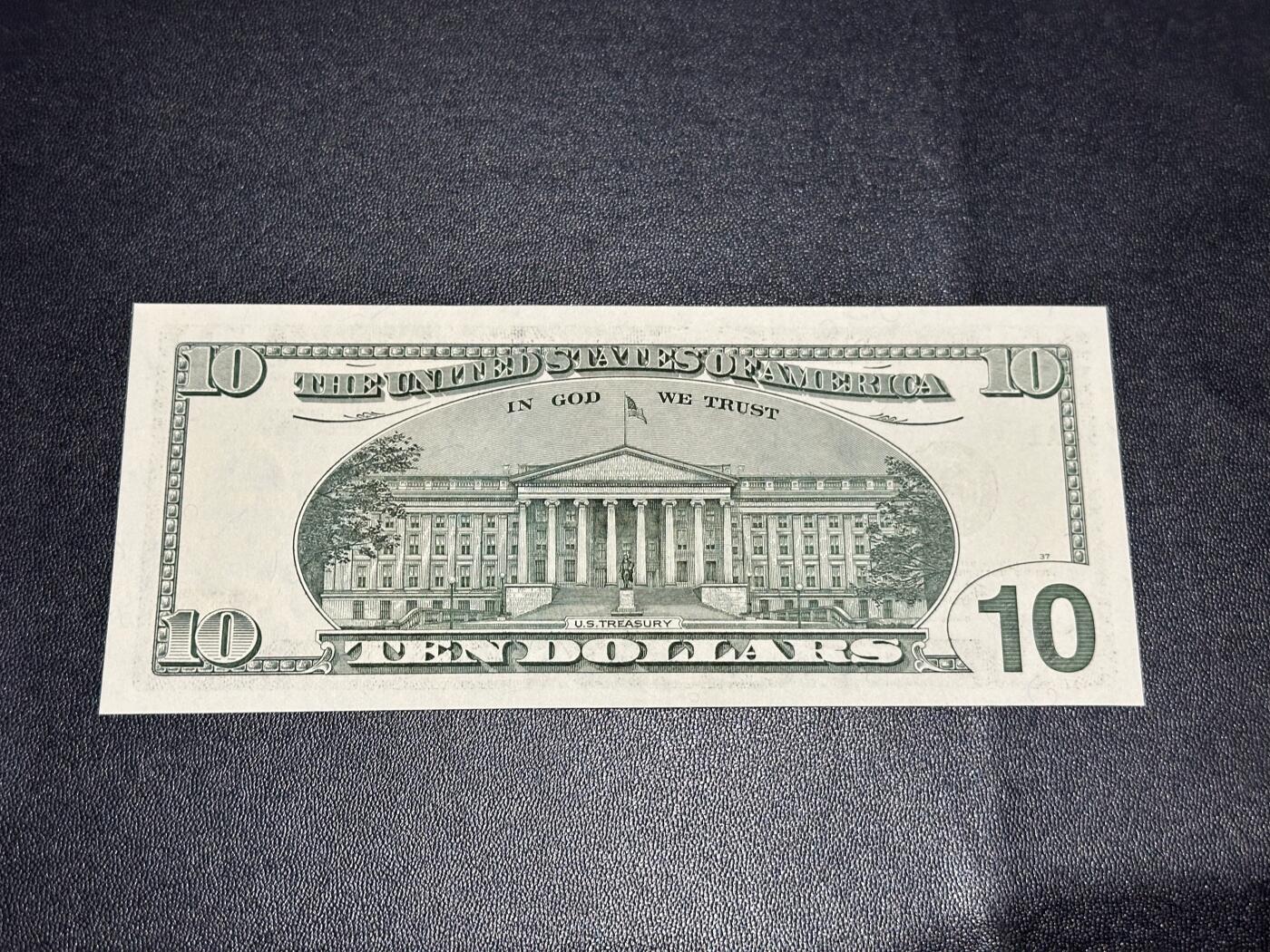 《外钞收藏家》第六百二十四期（精品场）（长期征集拍品、欢迎藏友们联系合作） 2003年美国大头版10美元 补号 万位号 全新UNC