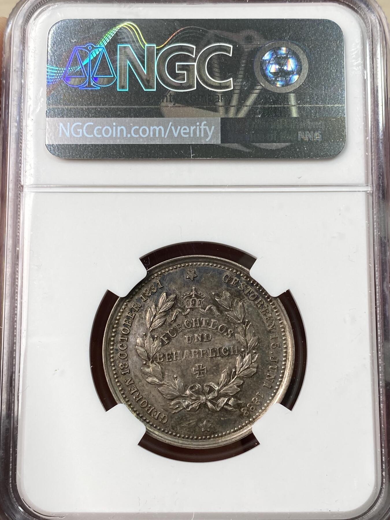 万国钱币拍卖第064期 NGC MS62 1888年德国三皇之年普鲁士腓特烈三世逝世纪念银章 来自法兰克福老收藏家 高浮雕小中见大的皇冠十字架形制