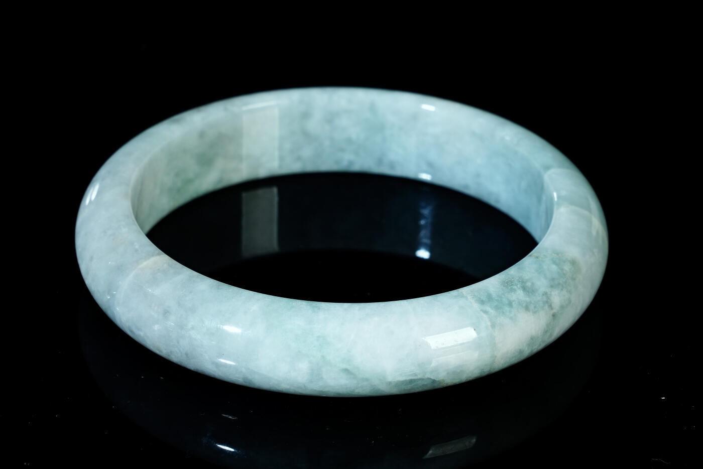 上海都达杂项专场六十八【全场包邮】 天然冰糯种飘绿翡翠（A货）手镯 附鉴定证书95-137