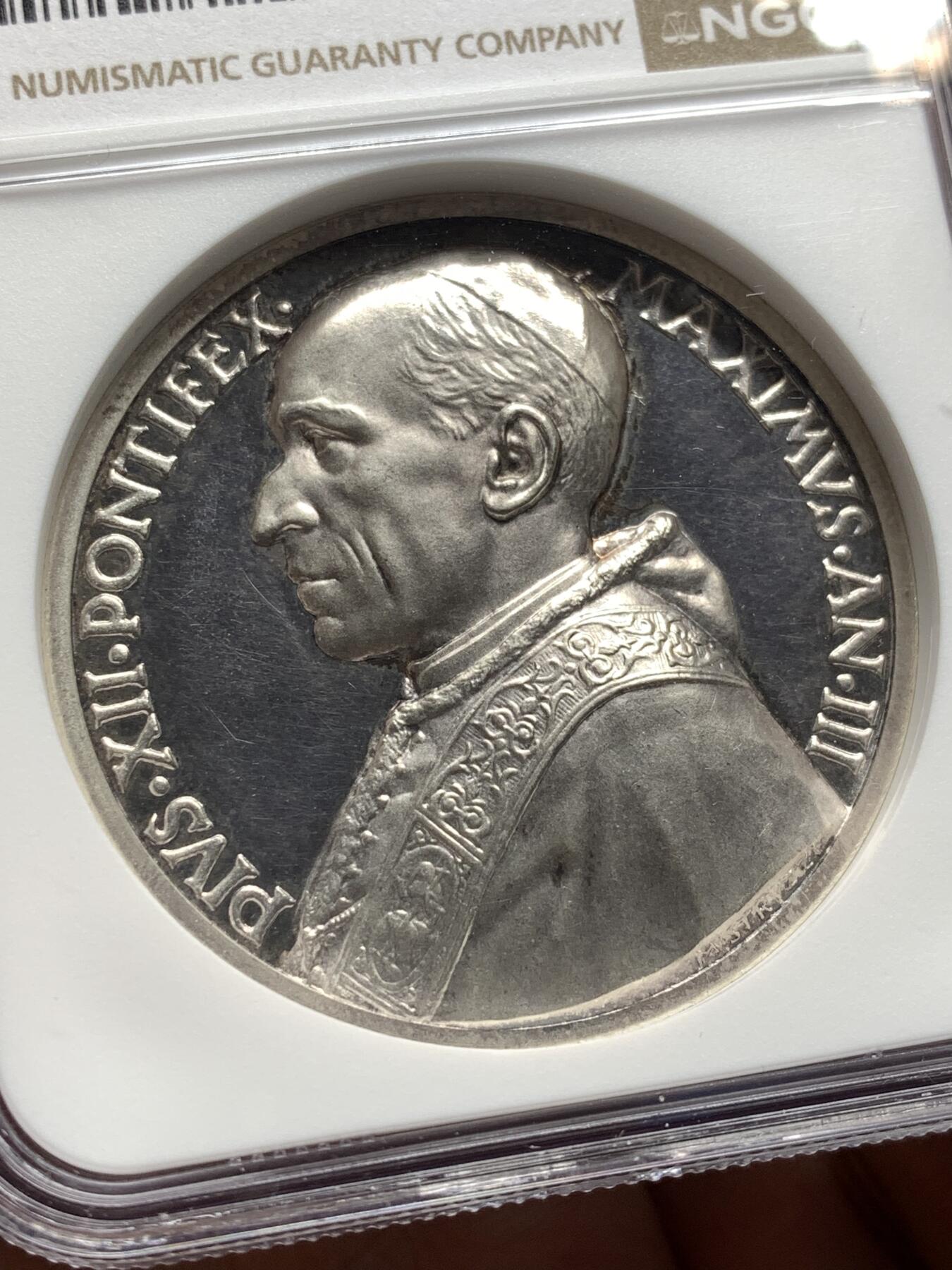 《竞宝斋》第478场 周日，周一 2场连拍 （全场包邮）欢迎送拍 NGC MS64 梵蒂冈1942年庇护十二世大银章，加厚盒。该章是二战时期梵蒂冈重要的和平主义主题银章，是和平呼吁的实物载体，梵蒂冈章牌经典编号Rinaldi-135.由意大利著名章牌雕刻师Alessandro Mistruzzi设计制造。主图案基督向战乱中的民众施以怜悯的场景，铭文“我为民众怜悯”出自《圣经.马可福音》，极具价值及历史意义。加厚盒装