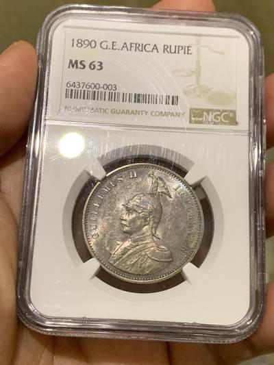 《竞宝斋》第478场 周日，周一 2场连拍 （全场包邮）欢迎送拍 - NGC MS63 德属东非1890年威廉二世军装1卢比，绝美彩浆。经典的东非小狮子+棕榈树，国际拍卖大热门。深蓝紫彩，美轮美奂，实物状态超越分数