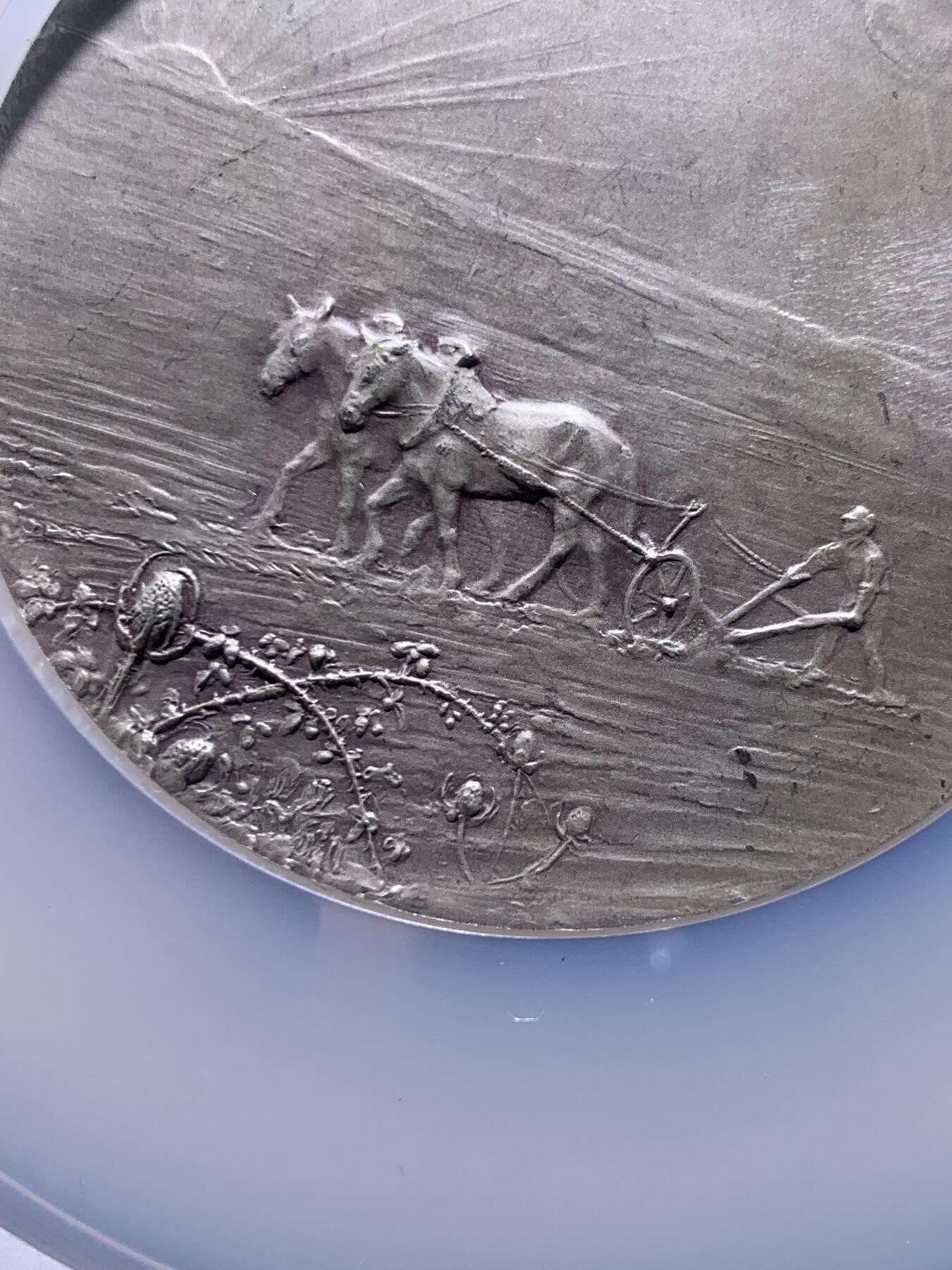 《竞宝斋》第478场 周日，周一 2场连拍 （全场包邮）欢迎送拍 NGC MS64 法国SAMF协会第26号作品《丰收》大银章，名家DAMPT Jean作。重：98.3g。正面年轻女子站立，手持镰刀，立于麦穗丛中。背面耕作场景，前景为荆棘，背景为旭日，天空有雨云。1904年分发，共分发青铜章120枚，银章91枚。边部带有法国奖章之友协会（SAMF）的蜥蜴标记及编号15 加大加厚盒