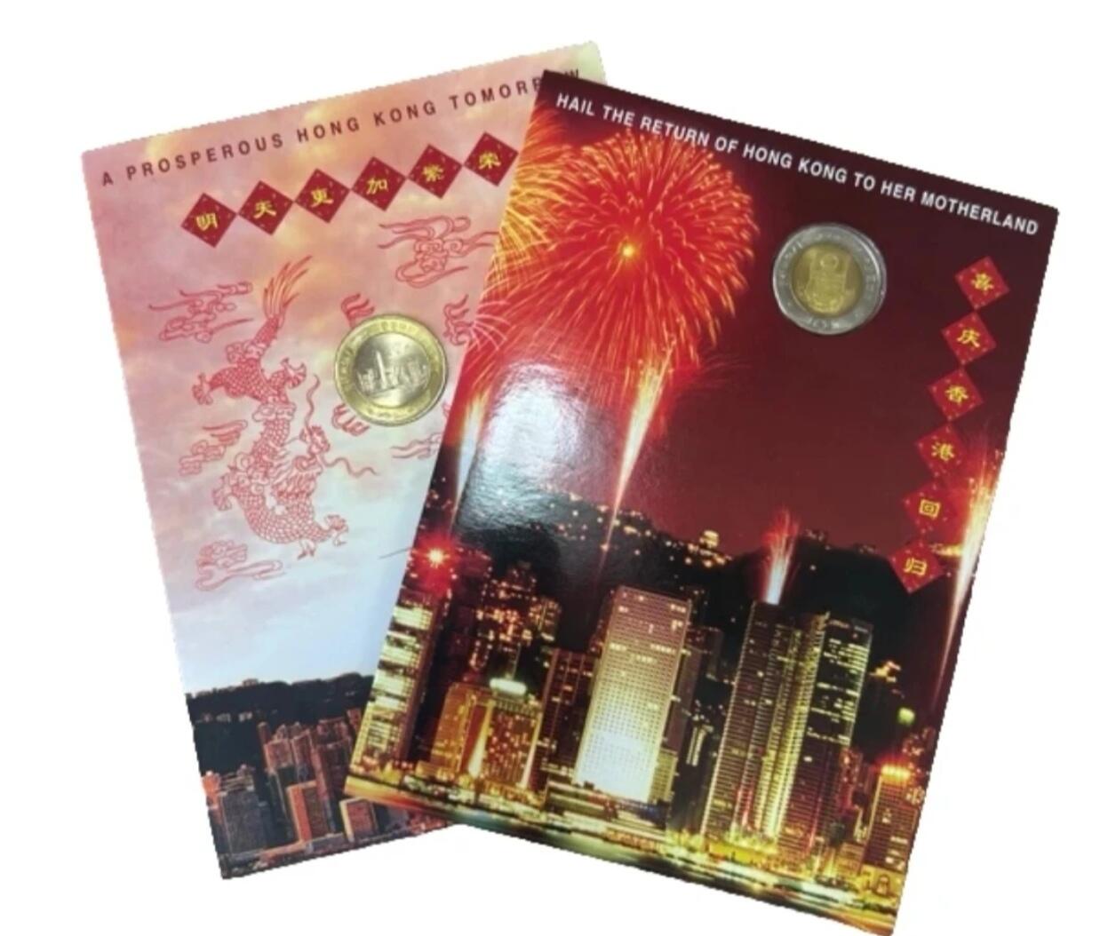 1997年香港回归纪念币一套2枚，康银阁卡册装帧，带原册。一套面值10元，含“庆祝中华人民共和国香港特别行政区成立”10元+“中华人民共和国香港特别行政区基本法”10元，双色铜合金材质，发行量有限，收藏价值高。按图发货！