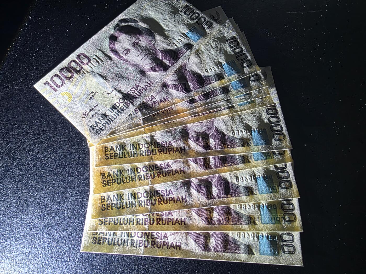 叁拾收藏第35期 印度尼西亚1998年1万卢比标十连号（尾号81-90，龙目岛林贾尼火山）UNC（有潮斑）