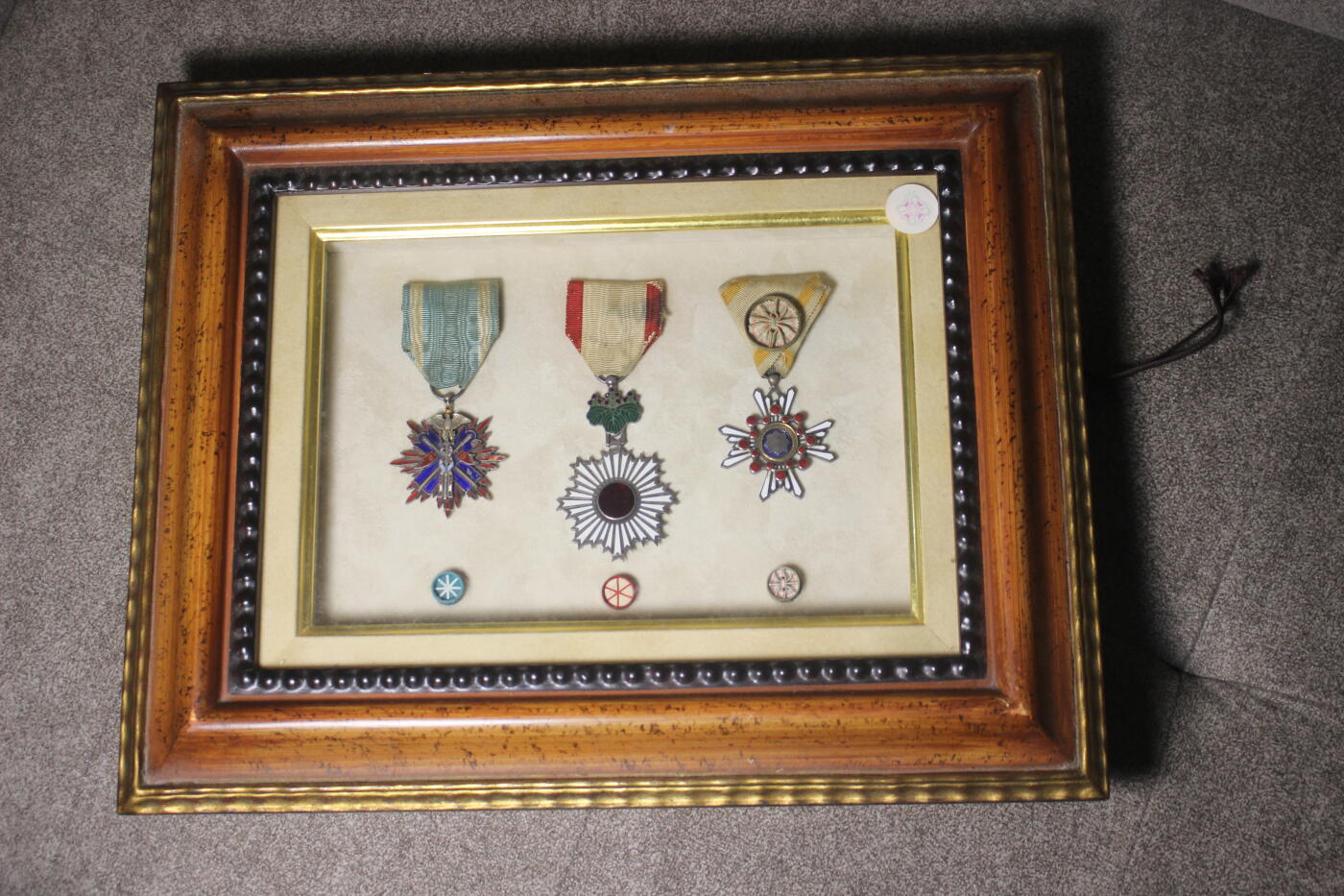 明治五等金鵄、六等旭日、四等瑞宝套装，章体和略章装裱在玻璃木相框中，套装整体非常厚重，章体日常佩戴品相，珐琅轻微缺损，原盒保存完好