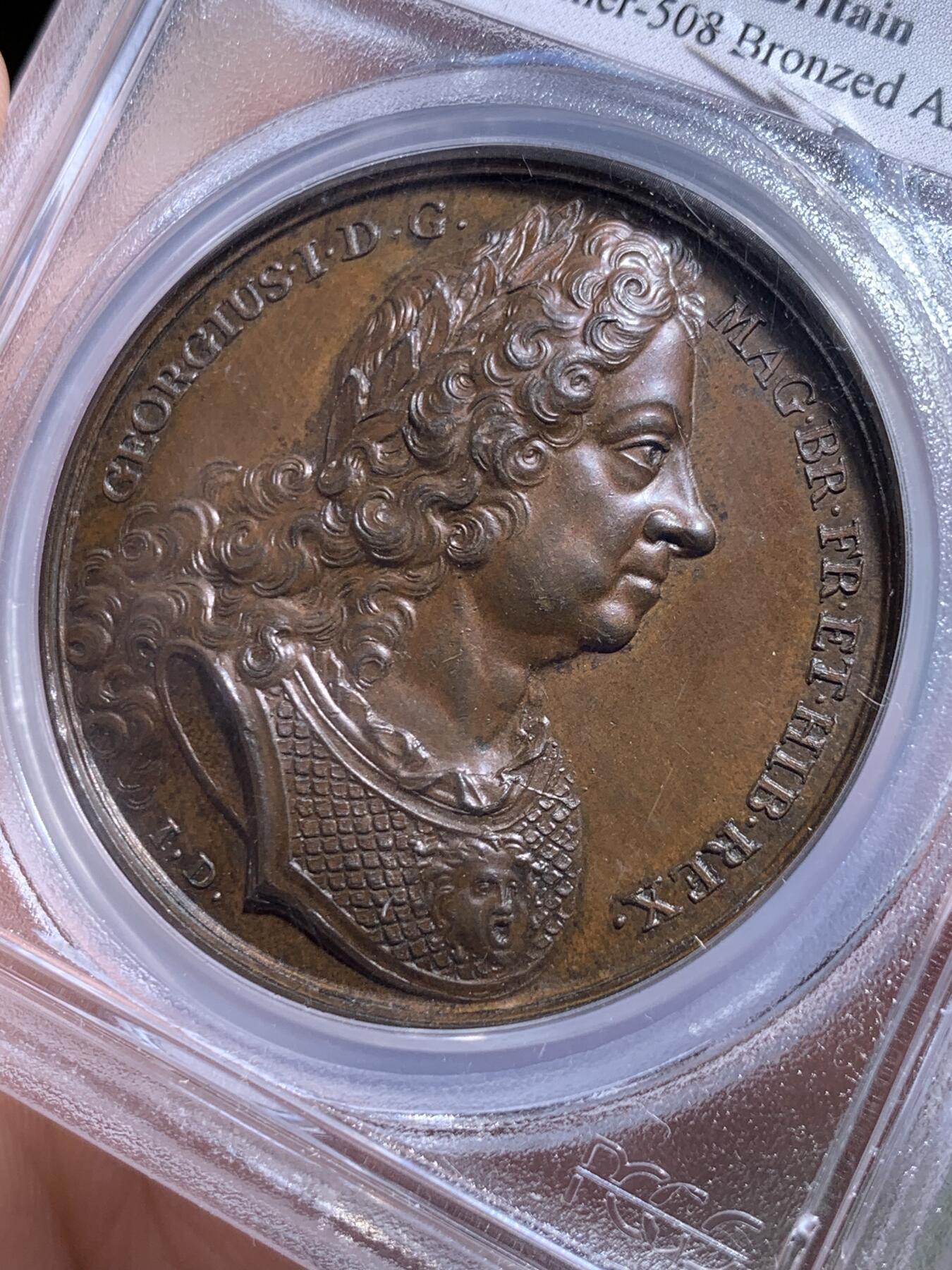 《竞宝斋》第478场 周日，周一 2场连拍 （全场包邮）欢迎送拍 PCGS SP64 英国1727年乔治一世国王逝世原铸大铜章，F.Martin名家旧藏，专属特殊封装。极少见的英系早期原铸，细节极精美，同时期章牌的顶尖水准。盒子内部有裂，细节见图。附纸袋标签，传承有序