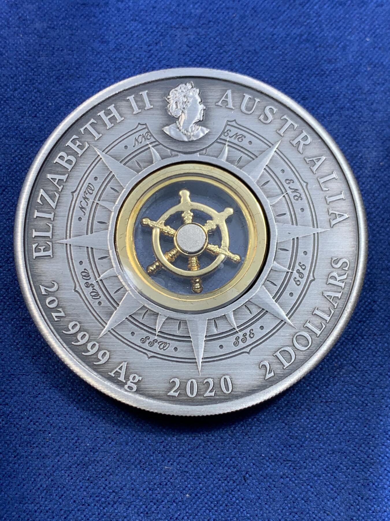 《竞宝斋》第478场 周日，周一 2场连拍 （全场包邮）欢迎送拍 澳大利亚2020年2元仿古镶船舵银币 中间船舵可自由转动 探险之旅-奋进号（发现澳大利亚,美国也已它命名的宇宙飞船） 2盎司999银 发行量1770枚 盒证全