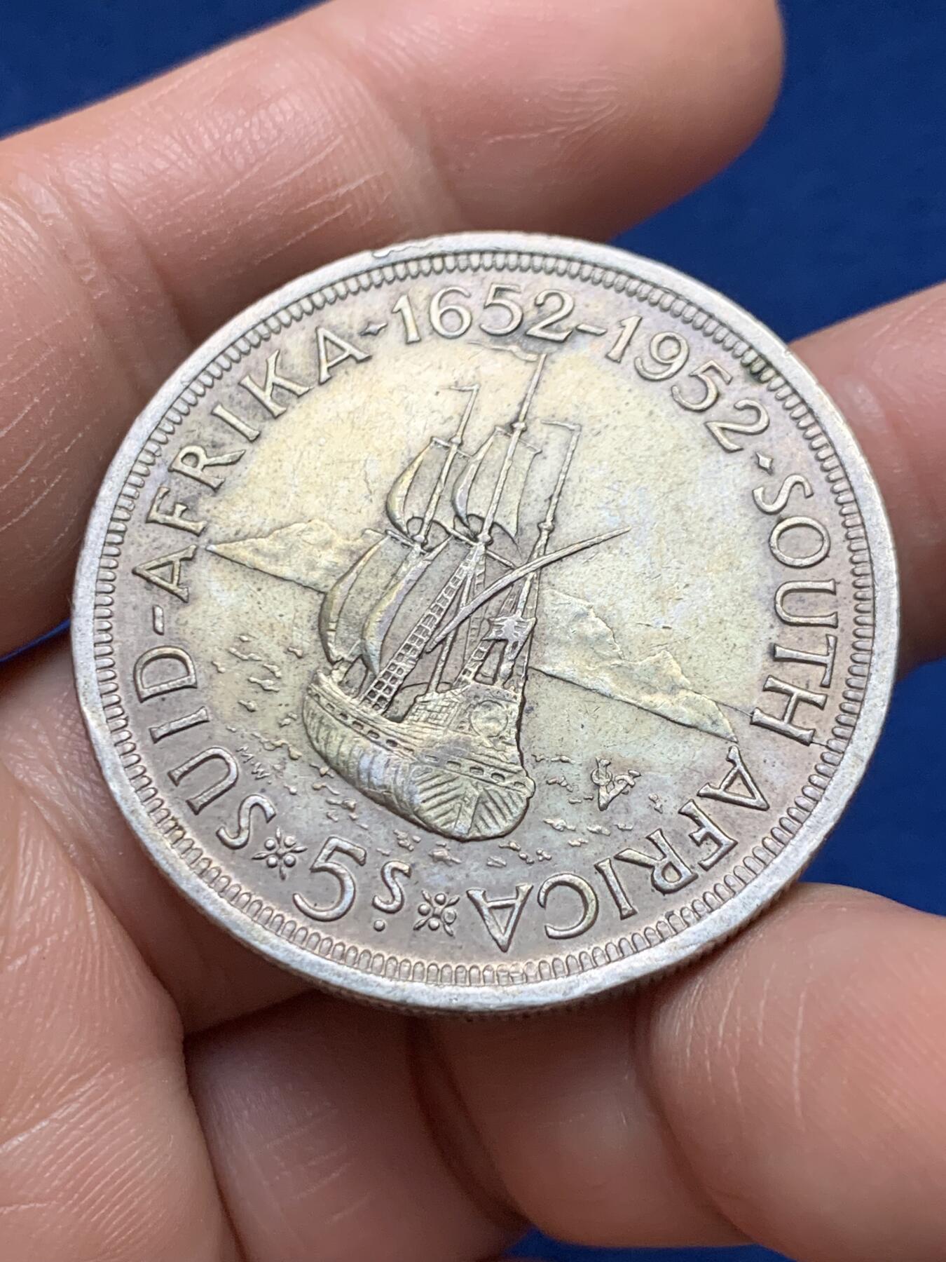 《竞宝斋》第478场 周日，周一 2场连拍 （全场包邮）欢迎送拍 英属南非1952年5先令纪念大银币 品相带一点底光