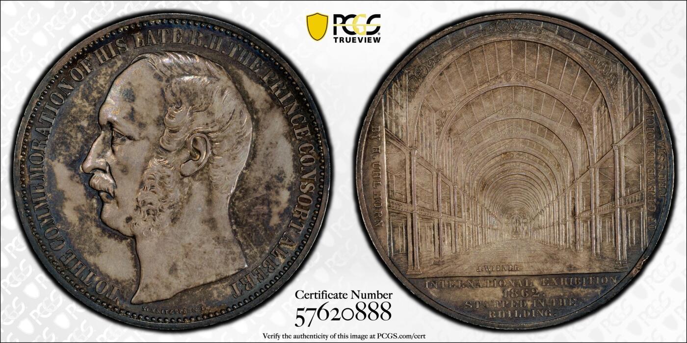 万国钱币拍卖第064期 PCGS MS61 1862年英国伦敦国际工业与艺术博览会纪念银章 同时纪念阿尔伯特亲王 原味深五彩包浆 常见均为镀银 银质罕见 建筑细节丝丝入扣 伦敦大博览会是1862年5月1日至11月1日在英国伦敦南肯辛顿举行的世界博览会 博览会由英国皇家艺术、制造和贸易学会赞助 来自36个国家的28000多家参展商代表了广泛的行业 PC亚军分更高仅一枚