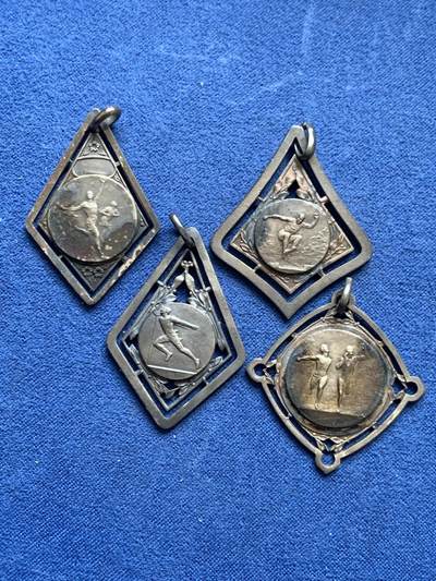 《竞宝斋》第478场 周日，周一 2场连拍 （全场包邮）欢迎送拍 - 四枚一组 法国体育协会纪念章 总重22.9克 24.4-30mm