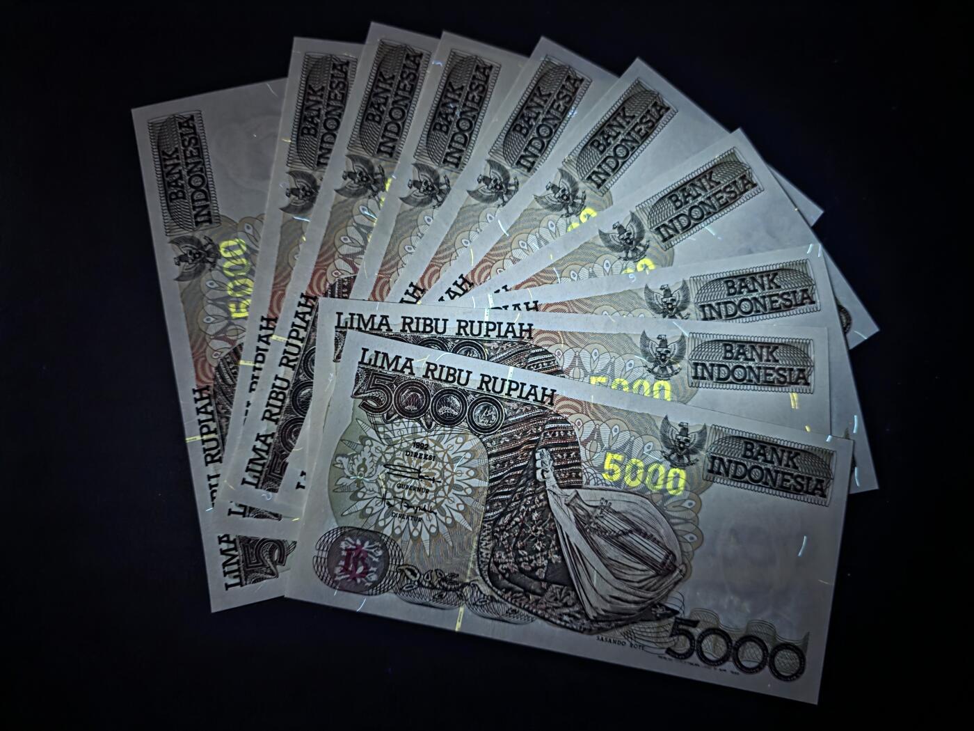 叁拾收藏第35期 印度尼西亚1992年5000卢比标十连号（尾号81-90，弗洛雷斯岛克里穆图火山与三色湖）  UNC