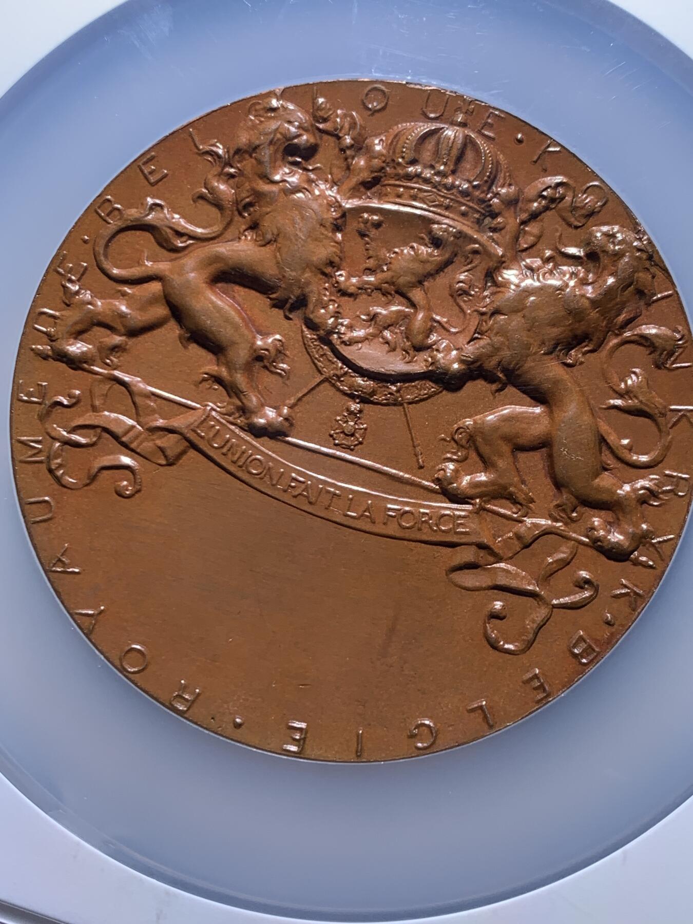 《竞宝斋》第478场 周日，周一 2场连拍 （全场包邮）欢迎送拍 NGC MS65BN 高分 1897年布鲁塞尔国际博览会纪念大铜章，加大加厚盒。由比利时著名雕刻师Julius Lagae设计，Wolters造币厂铸造，是19世纪万国博览会题材章牌的经典藏品，正面中心图案为布鲁塞尔女性形象，左右分别代表工业、农业，三人握手寓意产业与城市的融合，背面图案为王室纹章，两侧为狮子护佑纹章，下边铭文译为”团结就是力量“国家箴言。