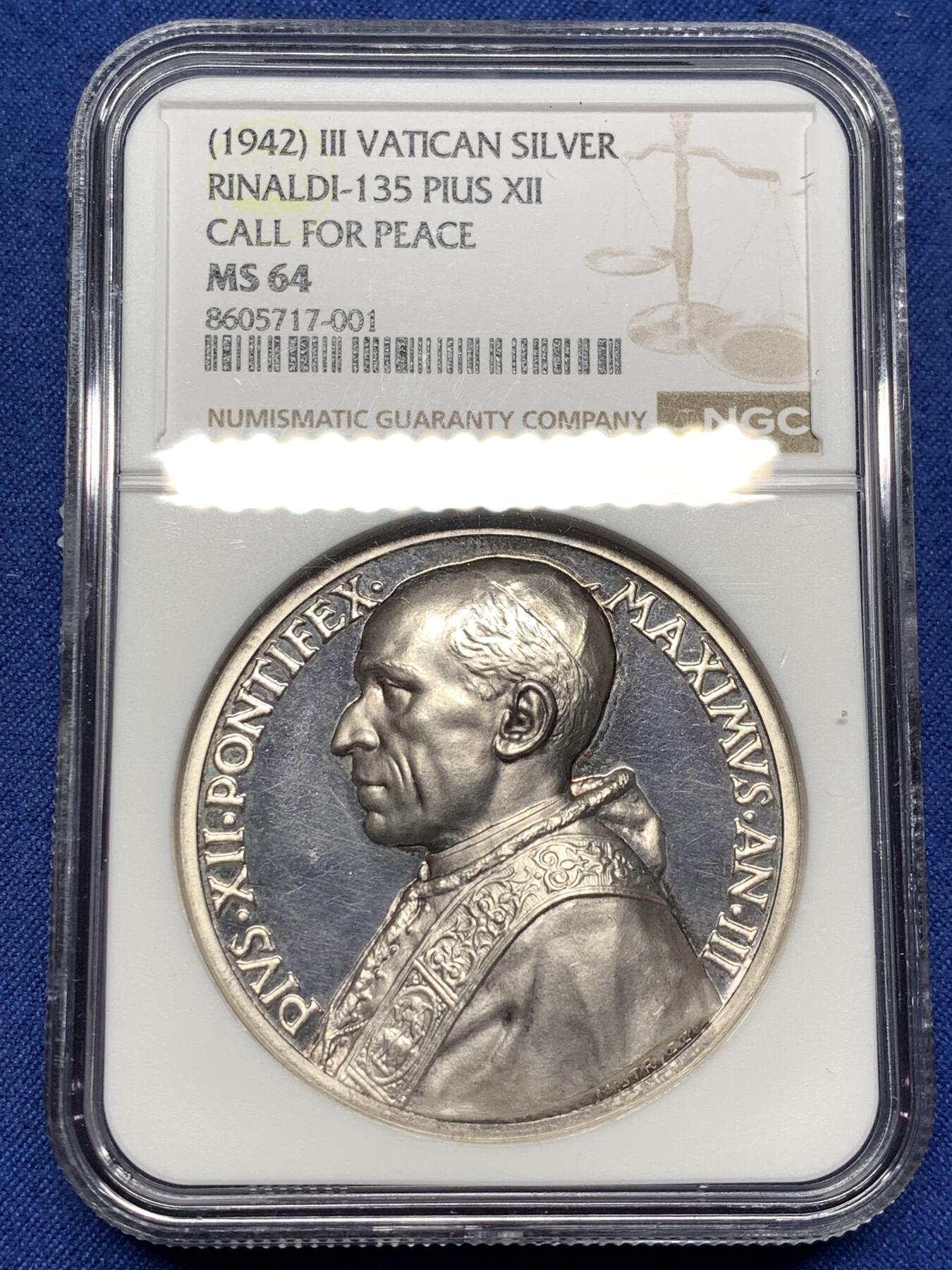 《竞宝斋》第478场 周日，周一 2场连拍 （全场包邮）欢迎送拍 NGC MS64 梵蒂冈1942年庇护十二世大银章，加厚盒。该章是二战时期梵蒂冈重要的和平主义主题银章，是和平呼吁的实物载体，梵蒂冈章牌经典编号Rinaldi-135.由意大利著名章牌雕刻师Alessandro Mistruzzi设计制造。主图案基督向战乱中的民众施以怜悯的场景，铭文“我为民众怜悯”出自《圣经.马可福音》，极具价值及历史意义。加厚盒装
