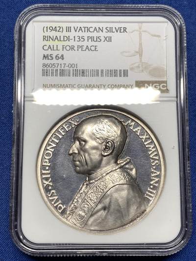 《竞宝斋》第478场 周日，周一 2场连拍 （全场包邮）欢迎送拍 - NGC MS64 梵蒂冈1942年庇护十二世大银章，加厚盒。该章是二战时期梵蒂冈重要的和平主义主题银章，是和平呼吁的实物载体，梵蒂冈章牌经典编号Rinaldi-135.由意大利著名章牌雕刻师Alessandro Mistruzzi设计制造。主图案基督向战乱中的民众施以怜悯的场景，铭文“我为民众怜悯”出自《圣经.马可福音》，极具价值及历史意义。加厚盒装