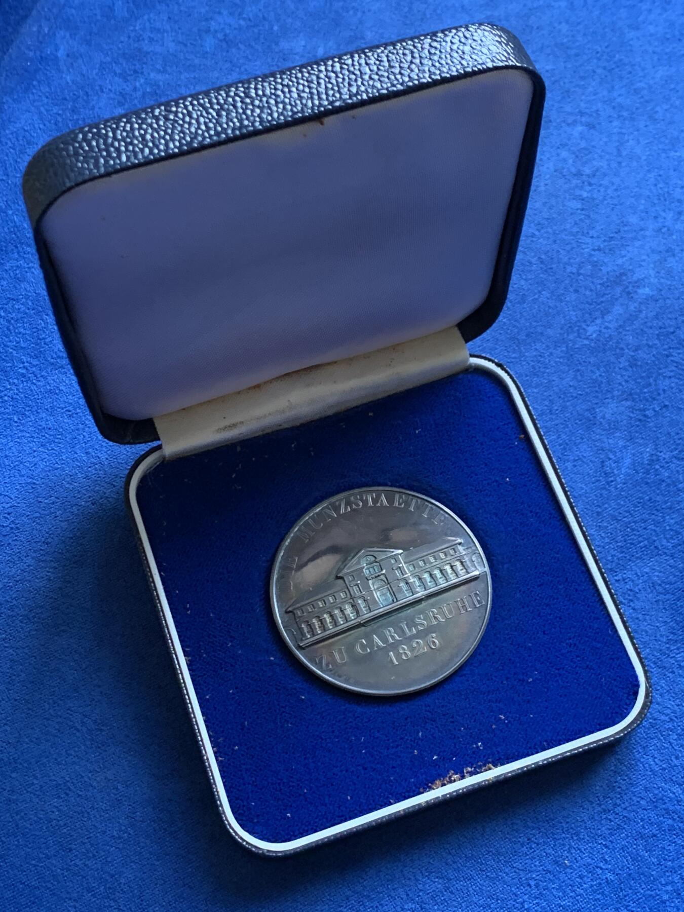 《竞宝斋》第478场 周日，周一 2场连拍 （全场包邮）欢迎送拍 德国卡尔斯鲁厄造币厂建成纪念银章 24.75克 40.2mm 好品带盒