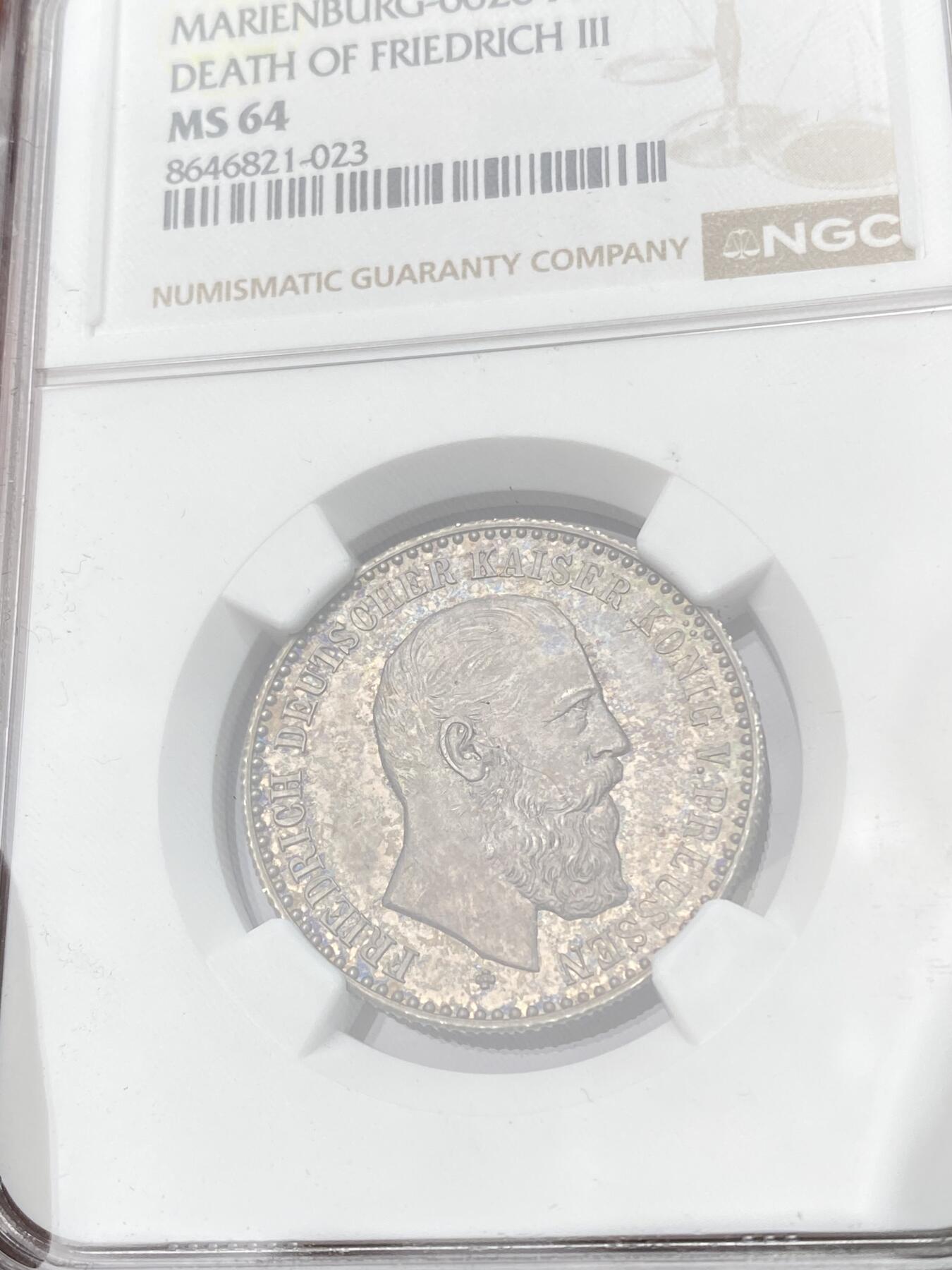 万国钱币拍卖第064期 NGC MS64 1888年德国普鲁士腓特烈三世三皇之年逝世纪念银章 法兰克福老藏出品 君悦淡五彩包浆极美 罕见收藏级