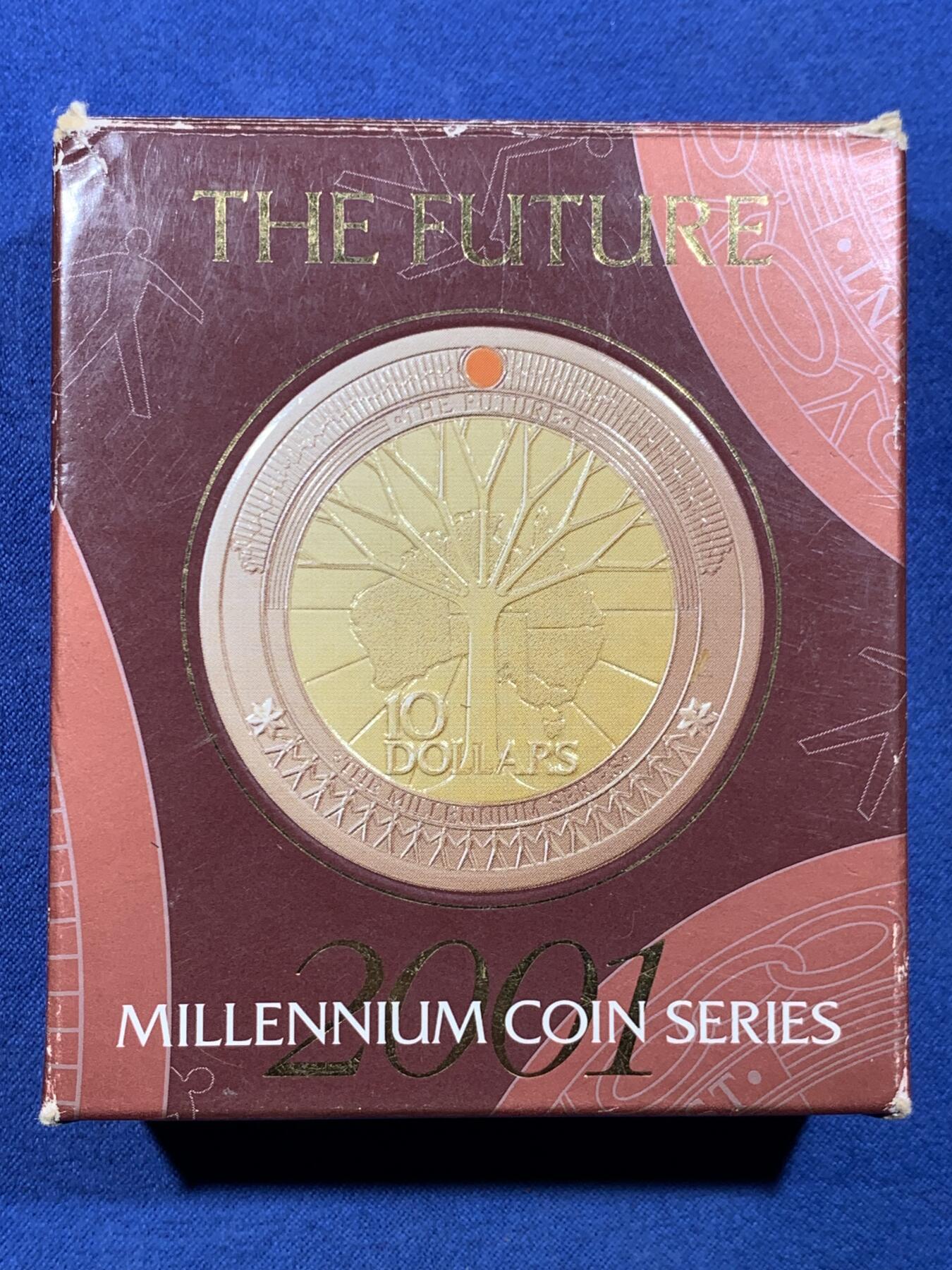 《竞宝斋》第478场 周日，周一 2场连拍 （全场包邮）欢迎送拍 澳大利亚2001年10元双金属精制银币 千禧年系列-未来 内圈999银镀24K金外圈铜 总重33.15克 发行量2万 盒证全