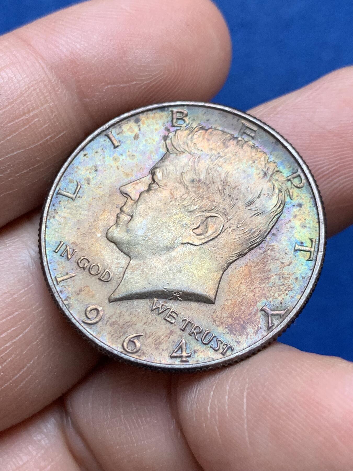 《竞宝斋》第478场 周日，周一 2场连拍 （全场包邮）欢迎送拍 美国 1964年 肯尼迪半美元银币 高银版 早年偶得的丝绒盒双面炫彩 两面包浆彩非常漂亮 色彩绚丽 不可多得 可评级博分