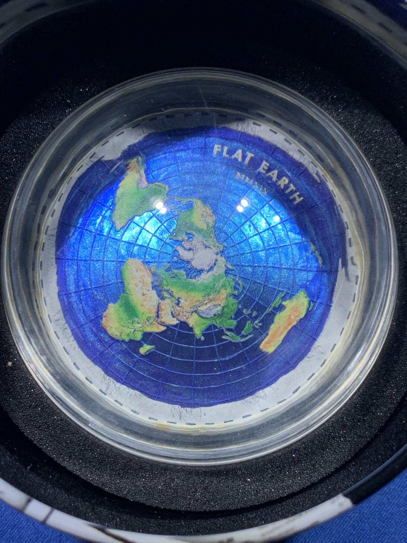 《竞宝斋》第478场 周日，周一 2场连拍 （全场包邮）欢迎送拍 帕劳2019年10元彩色精制银币 大阴谋系列-地平说（系列首枚） 2盎司999银 发行量500枚 盒证全