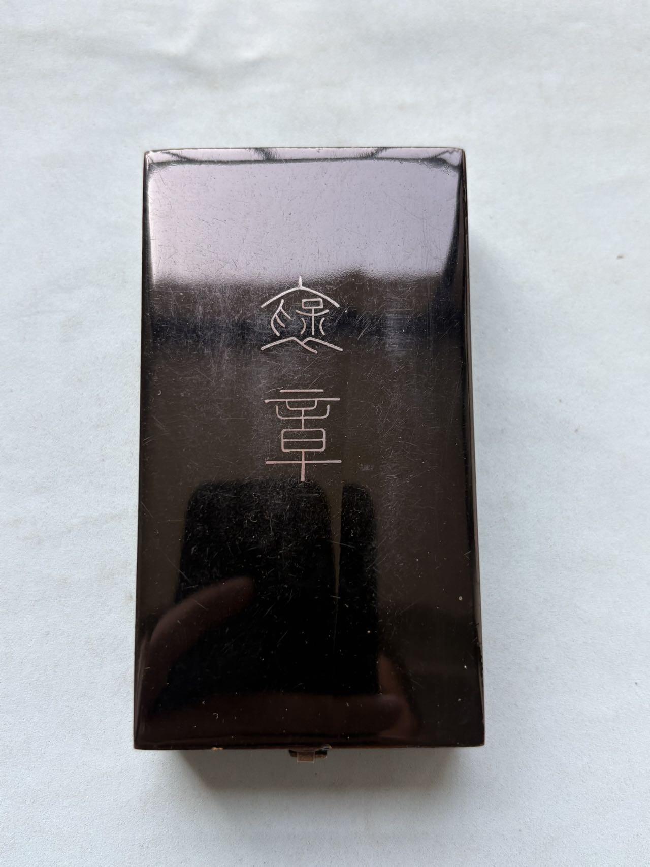 盛世勋华——号角文化勋章邮票专场拍卖第313期 日本蓝绶褒章 银制 重31克，银价550+，带原盒，1960年11月18日颁发 授予篠田德一  蓝绶褒章是日本六大国家级褒章之一，1881年（明治14年）设立，授予在科学技术发明、产业技术改良创新领域有突出贡献的杰出人才，是日本技术领域的国家级荣誉。