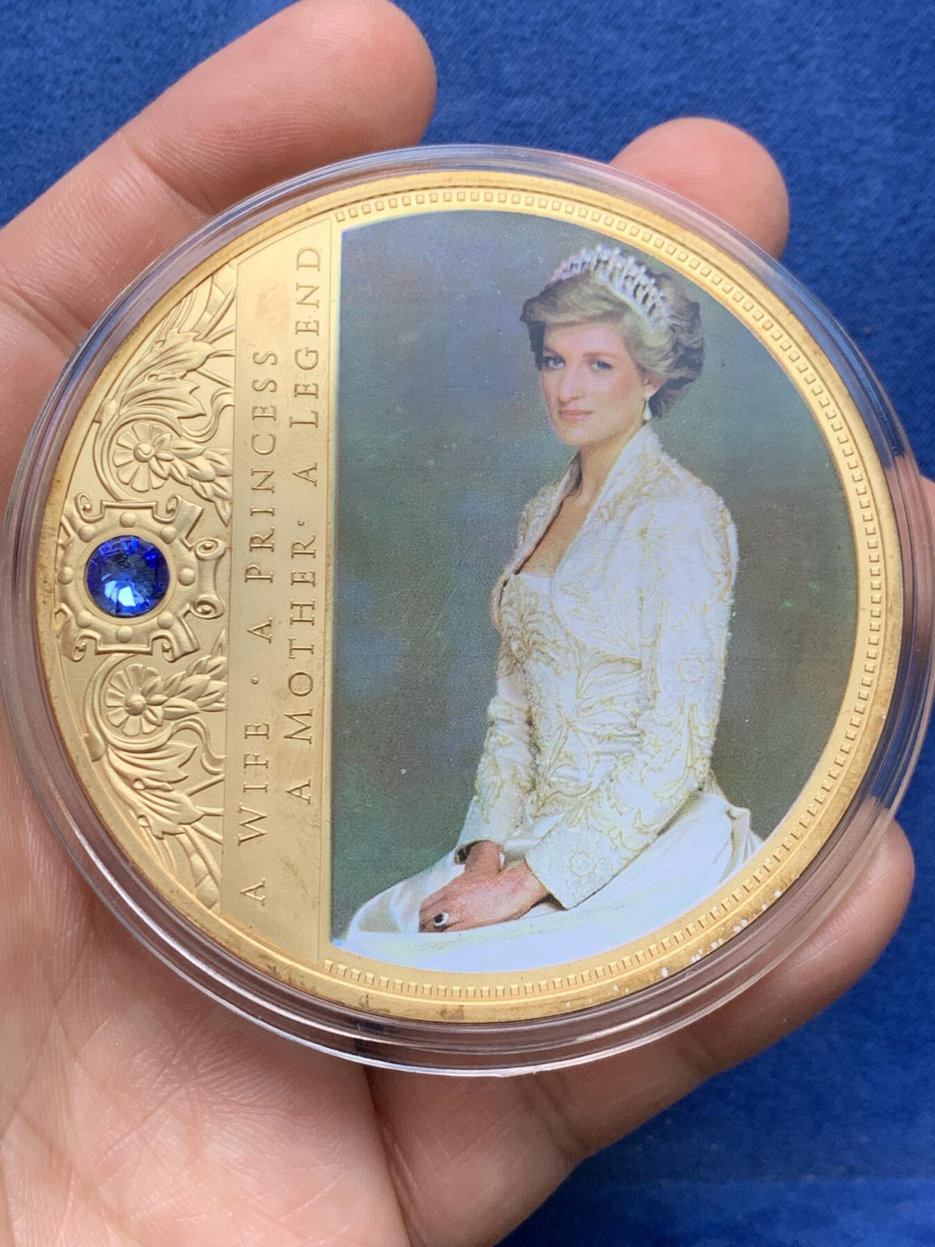 《竞宝斋》第478场 周日，周一 2场连拍 （全场包邮）欢迎送拍 英国戴安娜王妃纪念章 铜质镀24k金，带彩色及施华洛世奇水晶。 118.4克，69.2mm，发行量限定：9999枚