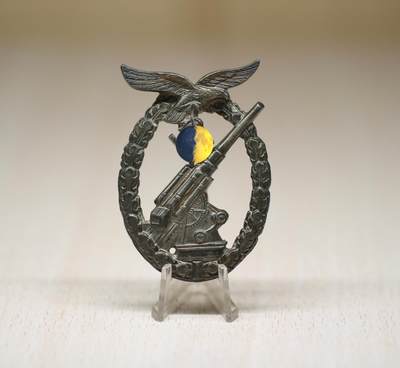 大猫徽章拍卖 第291期 - 珍爱和平 德三防空作战勋章（Flak Abzeichen）背面厂标  WH  空军版 品相非常好 别针无损坏