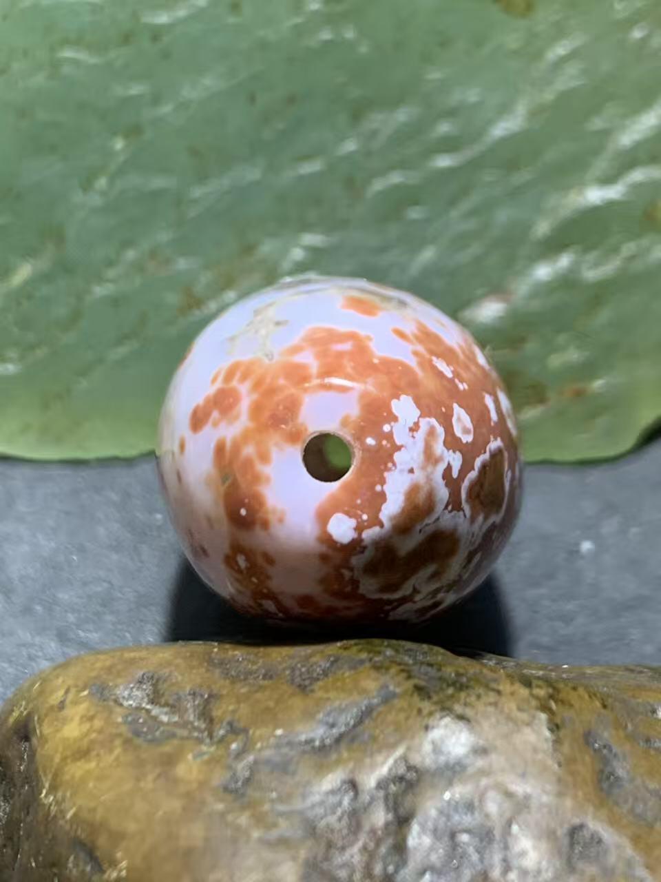 精美罕见冰飘红白配色踏雪寻梅战国红玛瑙桶珠一颗！