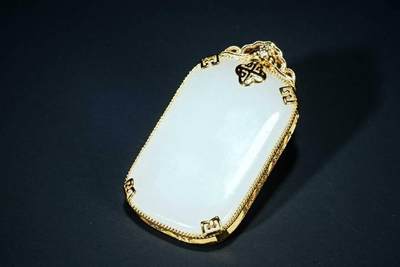 上海都达杂项专场六十八【全场包邮】 - 和田羊脂白玉嵌镀金 平安无事牌挂件95-2