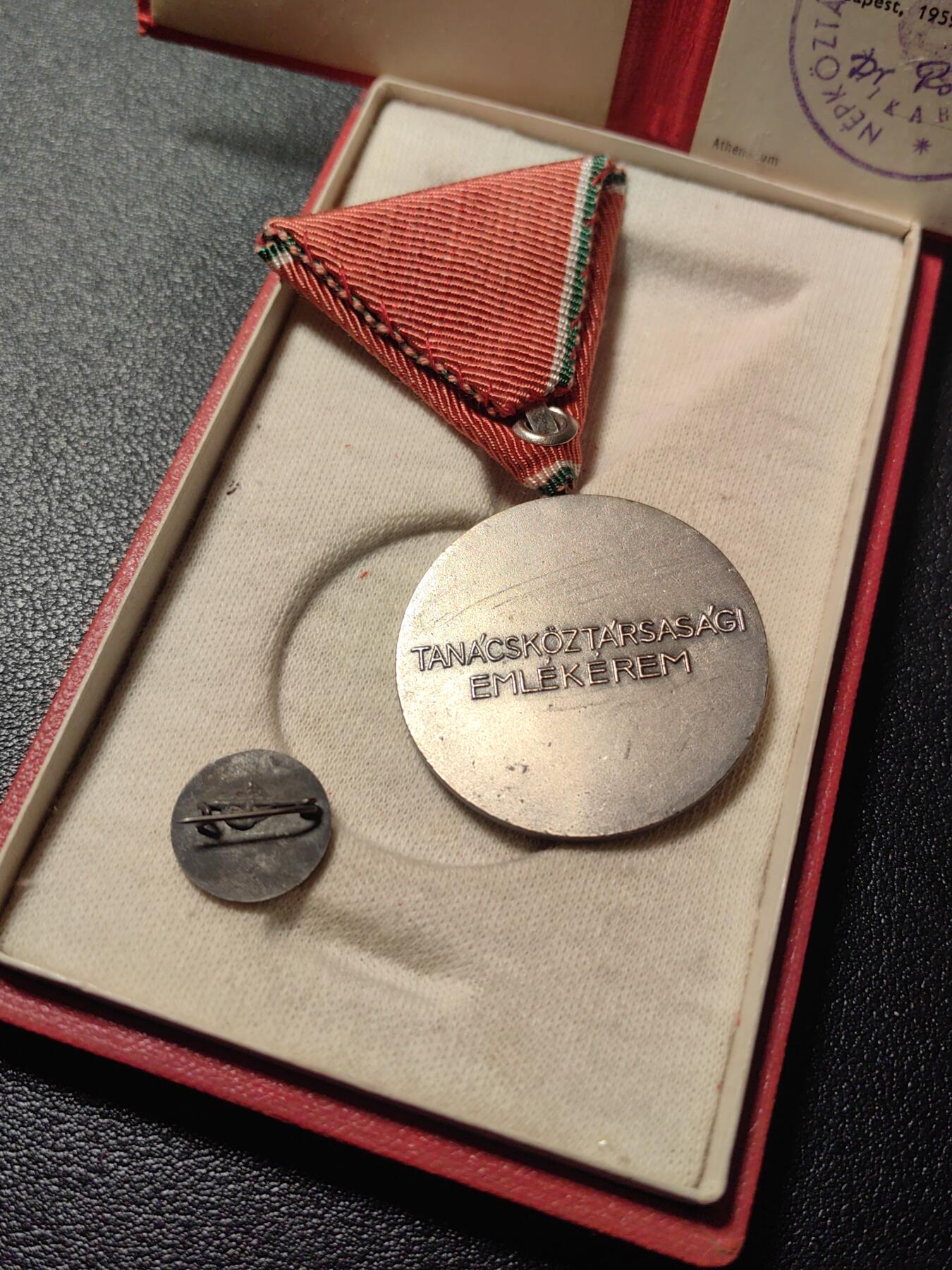 靖甫拍卖第九场 匈牙利1919革命40周年奖章原盒带证 非常少见 授予仍在世的革命参与者