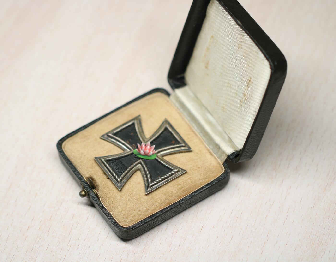 大猫徽章拍卖 第291期 珍爱和平 德三39一级铁十字 带原盒 漆面后补 部分脱落 别针无损坏厂标 6 号厂 Fritz Zimmermann