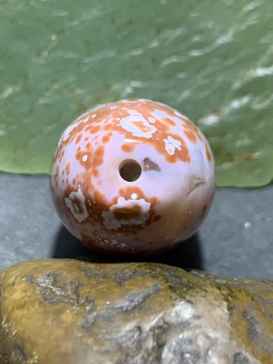 精美罕见冰飘红白配色踏雪寻梅战国红玛瑙桶珠一颗！