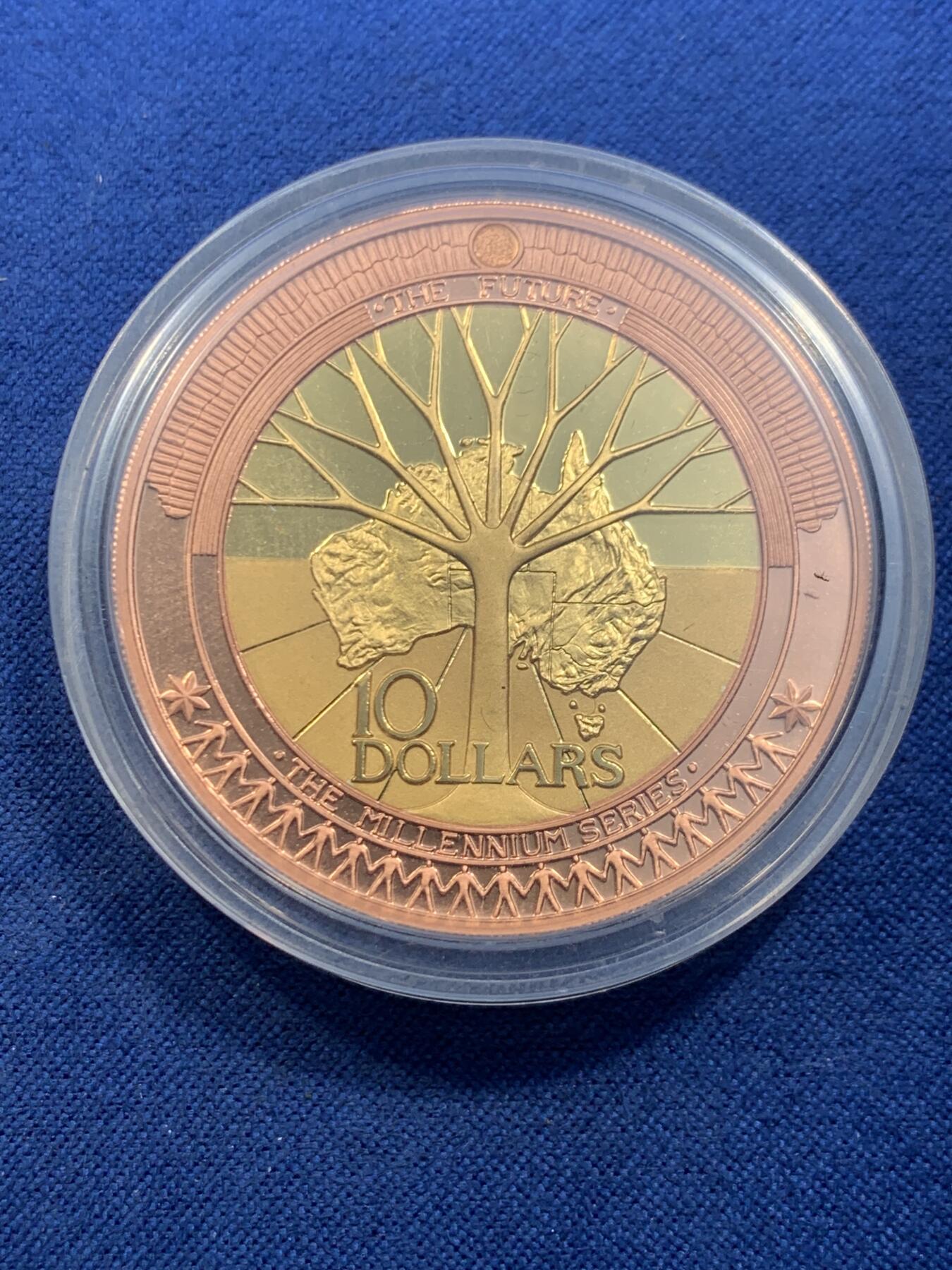 《竞宝斋》第478场 周日，周一 2场连拍 （全场包邮）欢迎送拍 澳大利亚2001年10元双金属精制银币 千禧年系列-未来 内圈999银镀24K金外圈铜 总重33.15克 发行量2万 盒证全