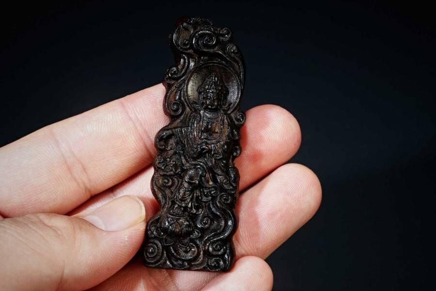 上海都达杂项专场六十八【全场包邮】 天然达拉干沉香精雕《自在莲花观音》挂件95-271