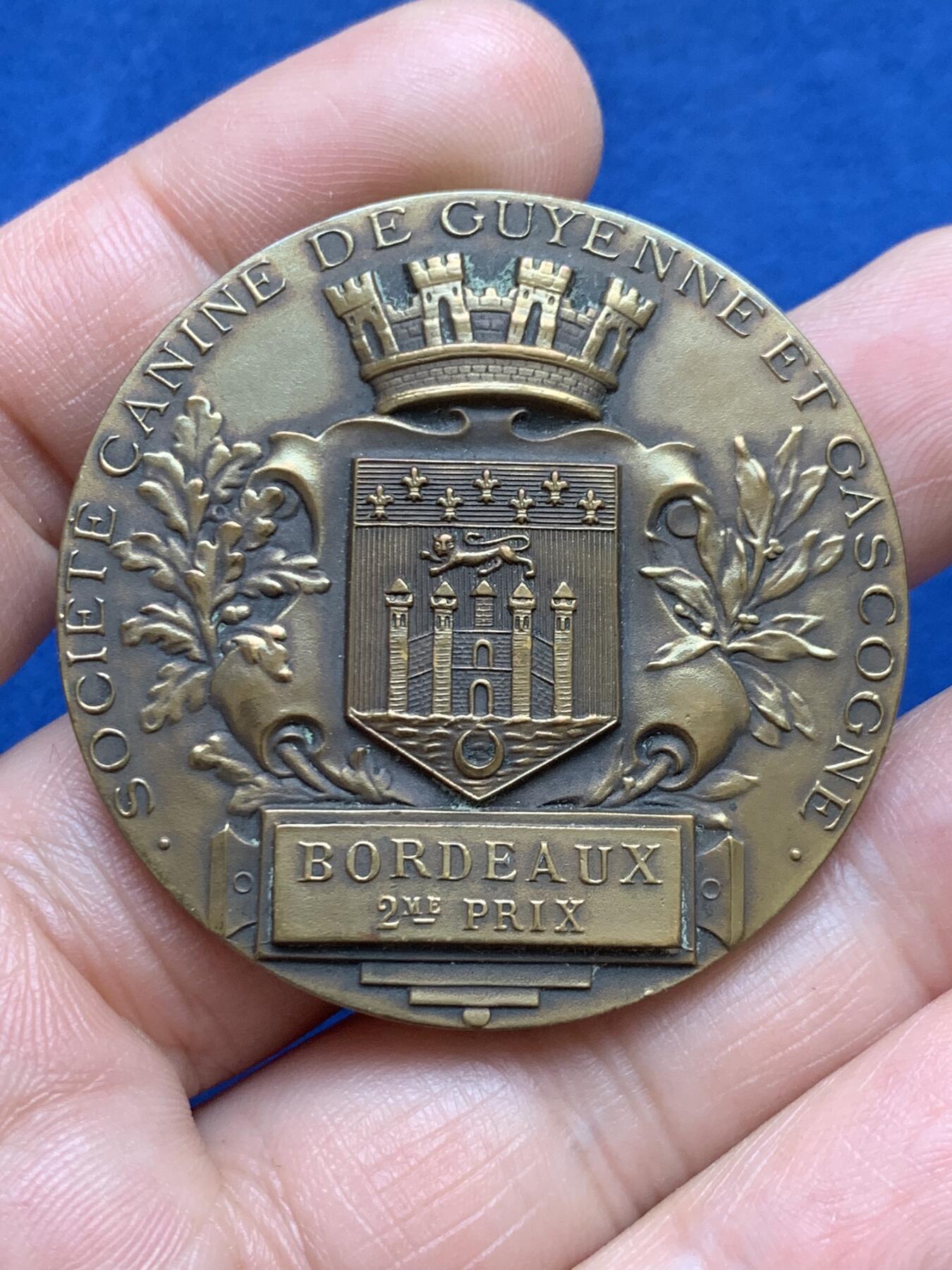 《竞宝斋》第478场 周日，周一 2场连拍 （全场包邮）欢迎送拍 法国波尔多犬类博览会纪念铜章 42.8克 45.1mm 三角铜标